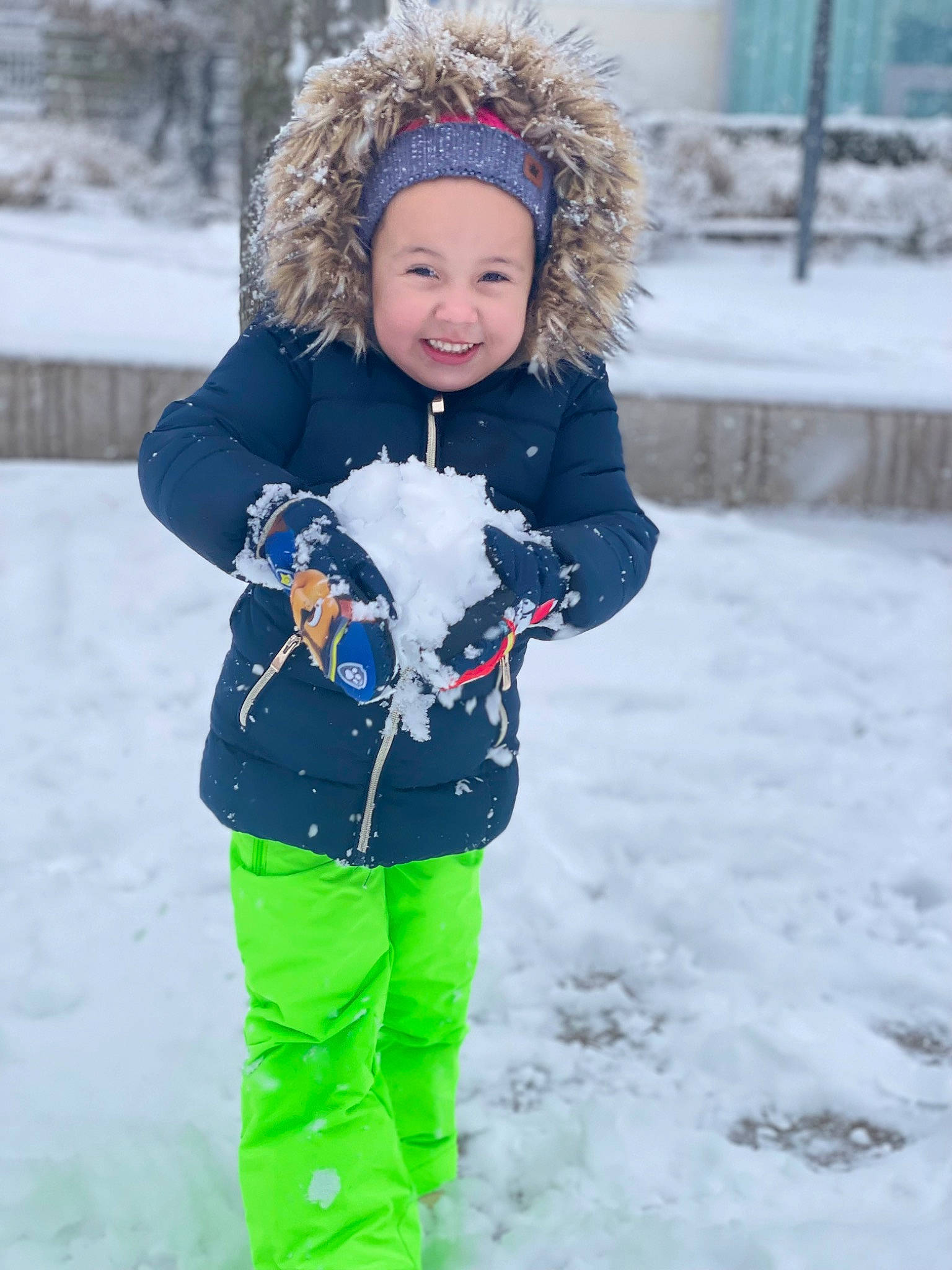 Ana Júlia participe au concours pour gagner de l'argent avec cette photo : baby_toddler_clothing, electric_blue, eye, face, freezing, fun, happy, head, headgear, headwear, human_body, jacket, joy, outerwear, parka, people_in_nature, person, sleeve, smile, snow