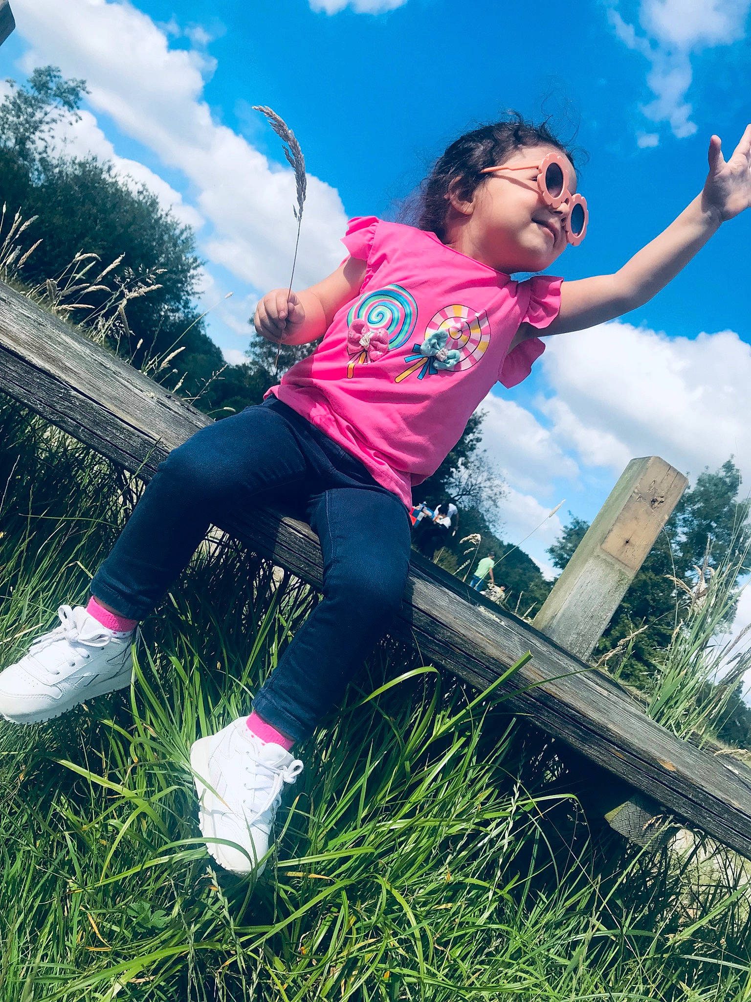 Damla a rejoint le concours — aidez-le/la à gagner de superbes lots ! child, cloud, cool, fun, grass, happy, jeans, jumping, leg, leisure, magenta, people_in_nature, person, photography, pink, plant, play, sky, smile, t_shirt