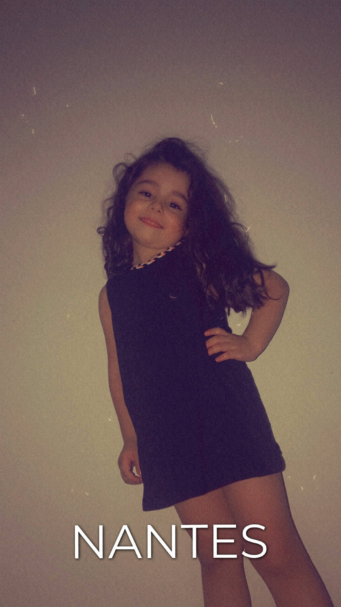 Damla a rejoint le concours — aidez-le/la à gagner de superbes lots ! arm, beauty, black_hair, brown_hair, child, dress, gesture, joint, joy, leg, long_hair, person, photography, shoulder, smile, thigh