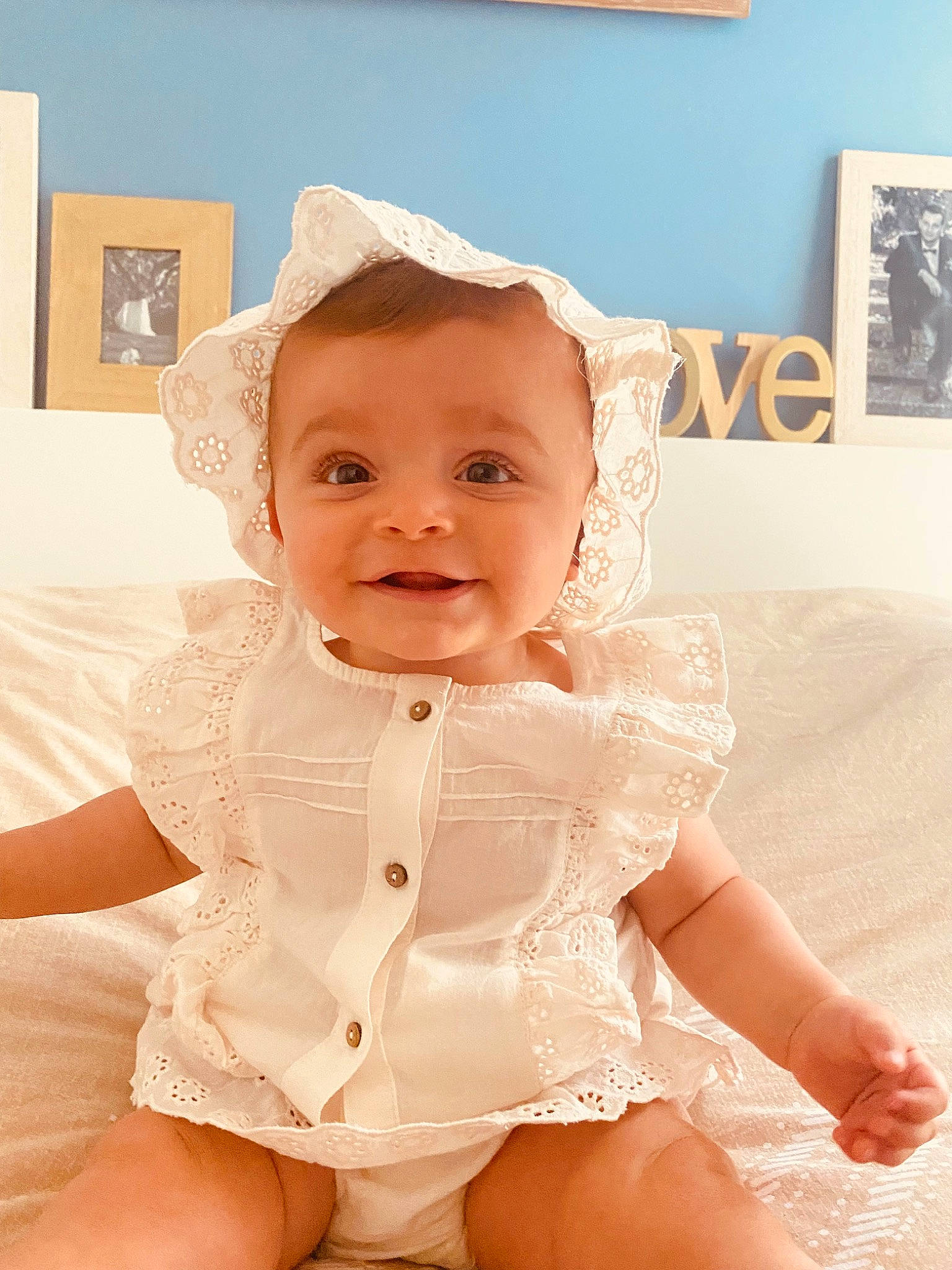 Léonie participe au concours pour gagner de l'argent avec cette photo : baby, baby_toddler_clothing, blond, cheek, child, chin, embellishment, fashion_accessory, fun, happy, human_leg, iris, joy, pattern, peach, person, picture_frame, pink, skin, sleeve