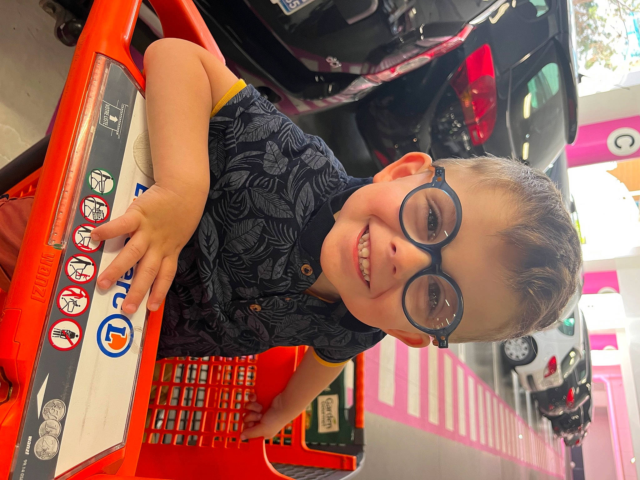 Robin a rejoint le concours — aidez-le/la à gagner de superbes lots ! audio_equipment, automotive_design, automotive_tire, automotive_wheel_system, bumper, child, eyewear, fun, games, hat, joy, leisure, motor_vehicle, pattern, person, product, room, smile, t_shirt, tire