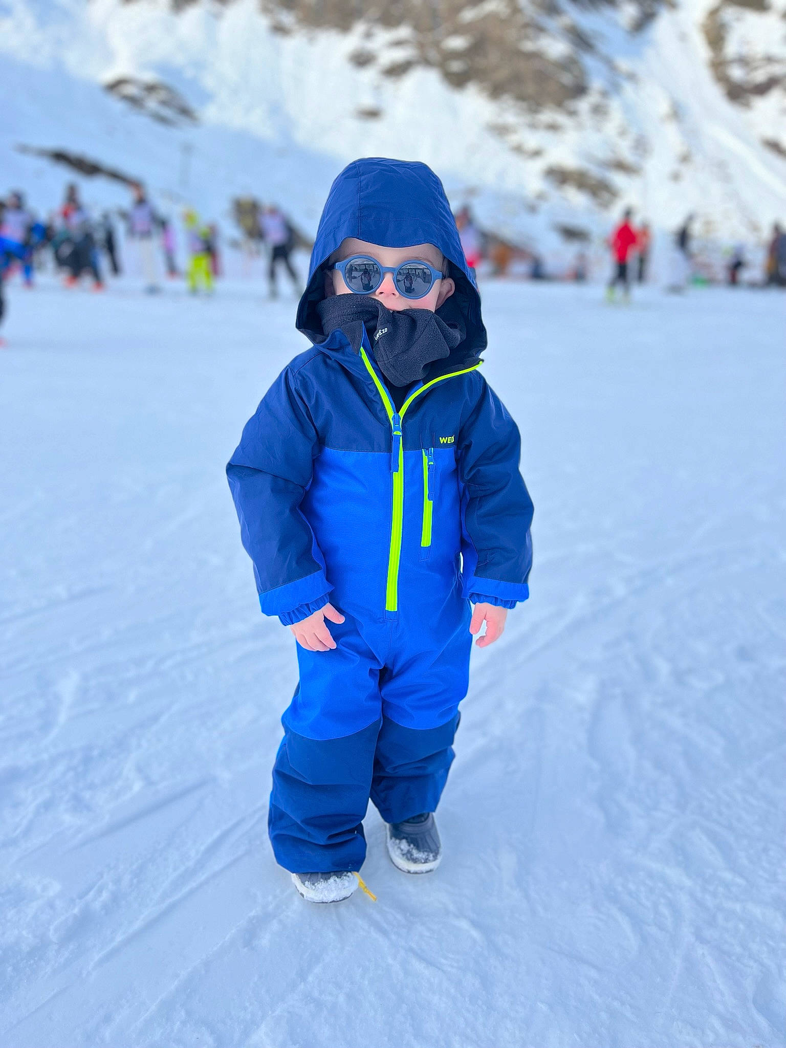 Robin participe au concours pour gagner de l'argent avec cette photo : electric_blue, eyewear, freezing, fun, glove, goggles, hat, headgear, ice_cap, jacket, leisure, mountainous_landforms, outdoor_recreation, person, recreation, ski_equipment, slope, snow, toddler, winter