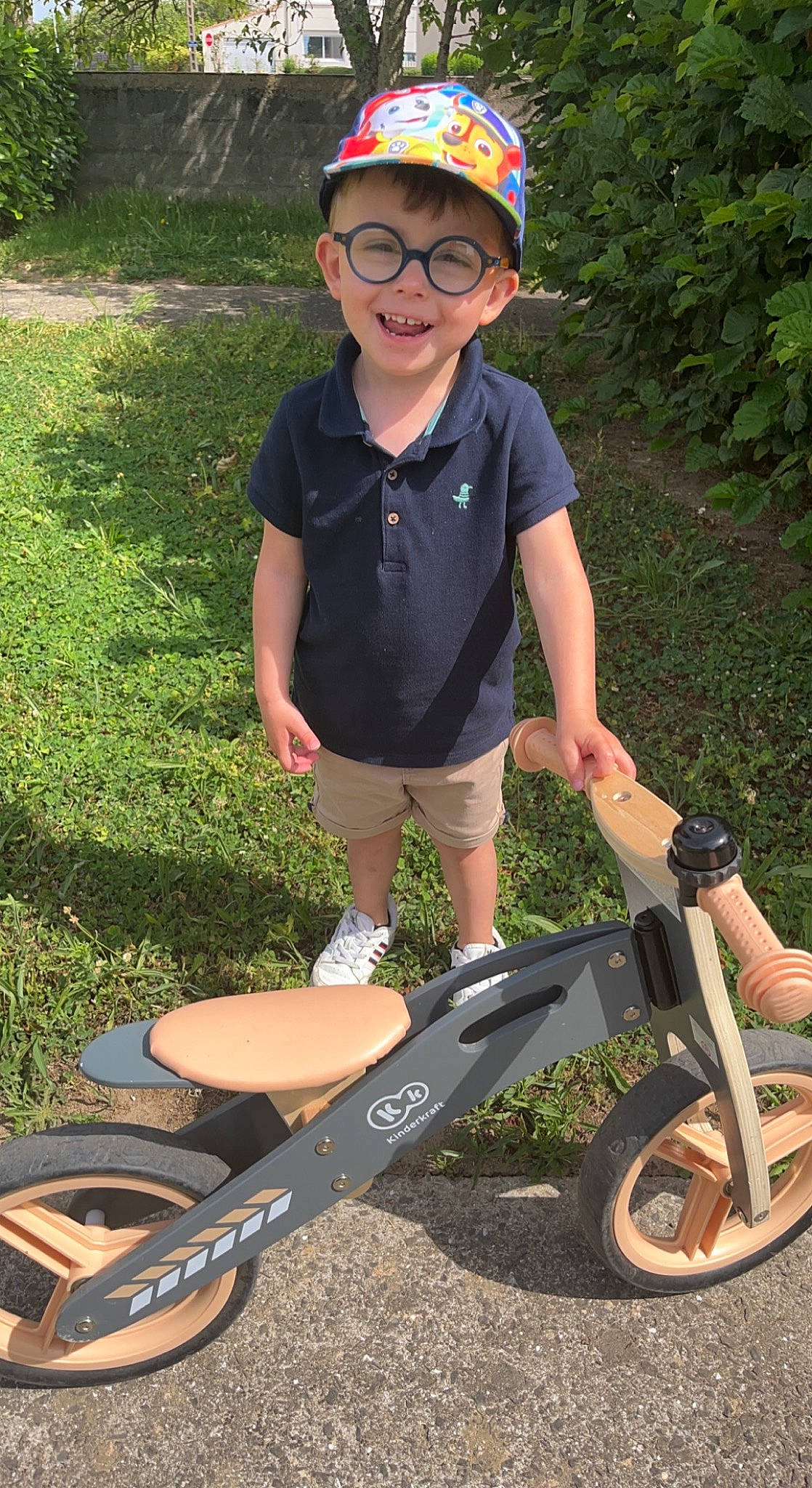 Robin participe au concours pour gagner de l'argent avec cette photo : automotive_tire, automotive_wheel_system, bicycle, bicycle_accessory, bicycle_fork, bicycle_frame, bicycle_handlebar, bicycle_part, bicycle_saddle, bicycle_tire, bicycles_equipment_and_supplies, face, grass, headwear, helmet, joy, person, shorts, smile, sneakers