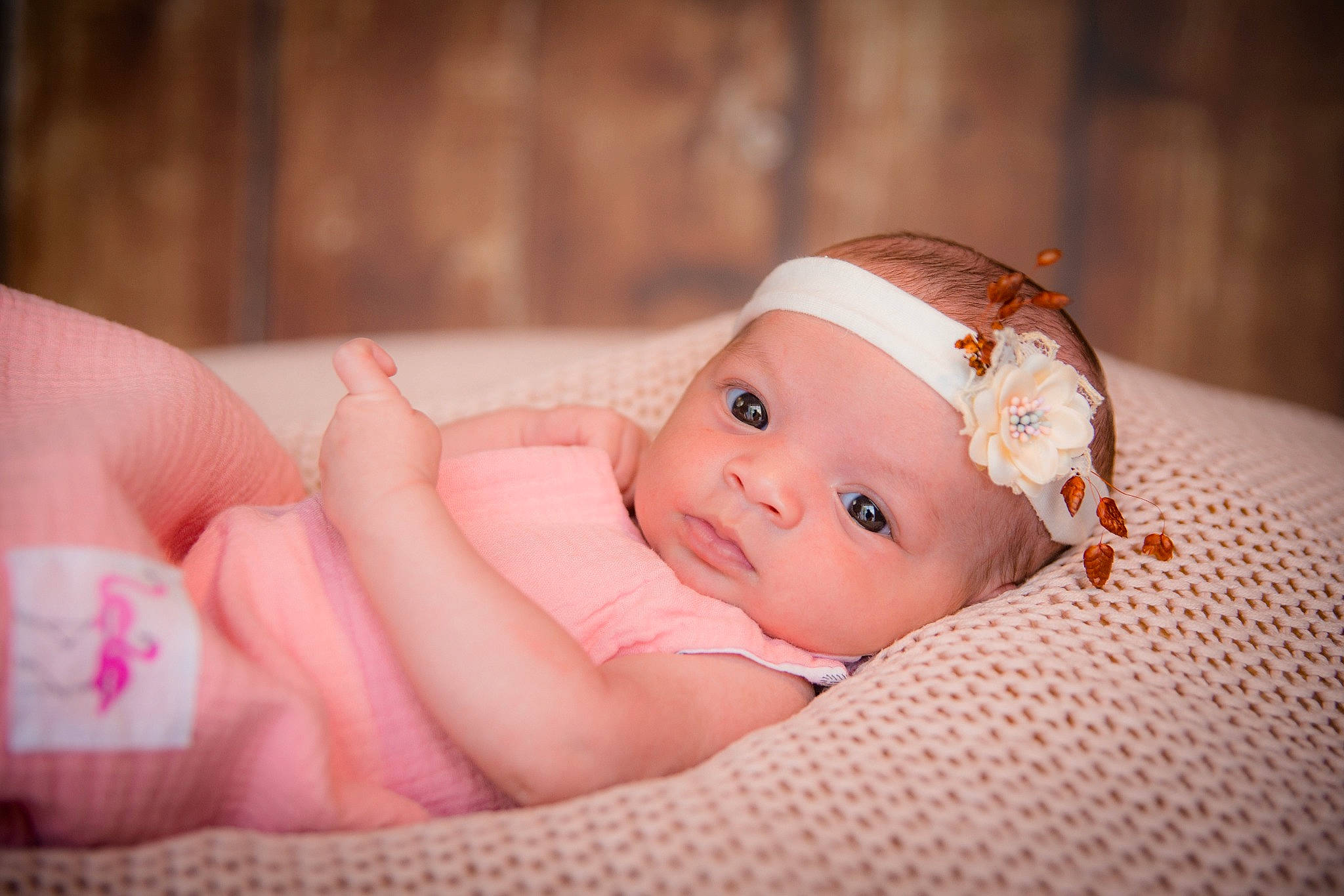 Aïna a rejoint le concours — aidez-le/la à gagner de superbes lots ! baby, baby_toddler_clothing, cheek, comfort, dress, eyebrow, eyelash, finger, grass, hand, happy, headgear, headwear, human_body, iris, lip, mouth, nose, person, pink