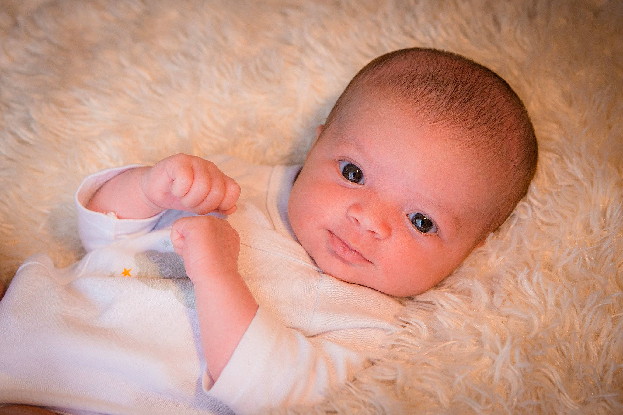 Aïna participe au concours pour gagner de l'argent avec cette photo : arm, baby, baby_toddler_clothing, cheek, comfort, ear, eye, eyebrow, finger, gesture, hand, human_body, iris, lip, nail, nose, person, skin, thumb, toddler