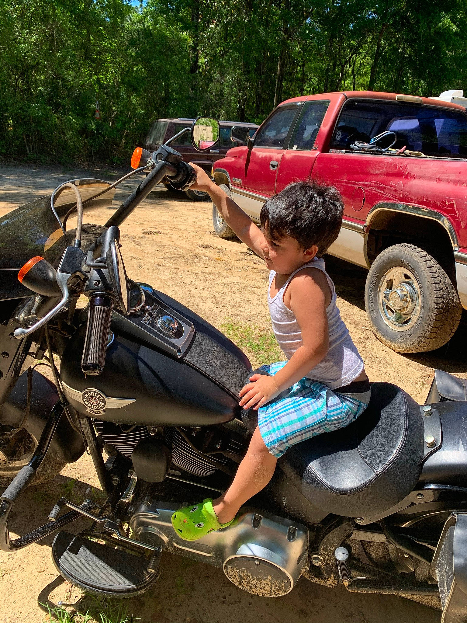 Jose is registered to the contest to win money with this photo: alloy_wheel, auto_part, automotive_design, automotive_exterior, automotive_lighting, automotive_tire, automotive_wheel_system, bumper, car, fender, land_vehicle, leg, mode_of_transport, motor_vehicle, motorcycle, person, rim, tire, tree, vehicle