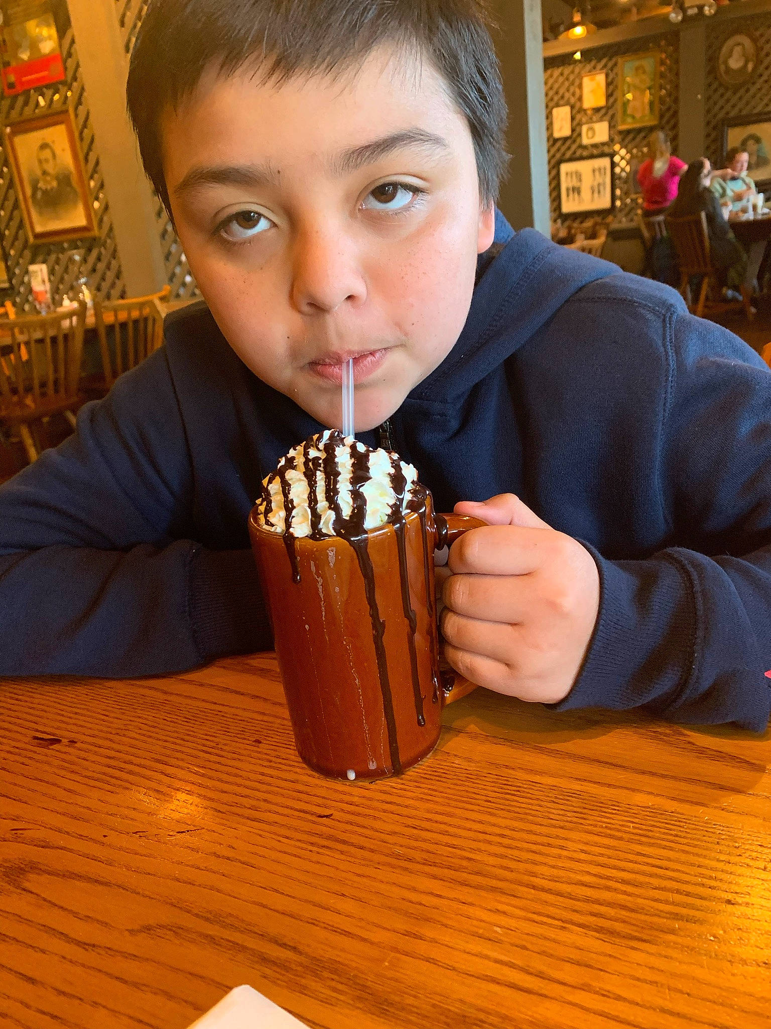 Felipe is registered to the contest to win money with this photo: chocolate, cuisine, dessert, dondurma, drink, fast_food, finger_food, food, frozen_dessert, hand, ice_cream, ingredient, junk_food, leisure, musical_instrument, person, street_fashion, sweetness, table, tableware