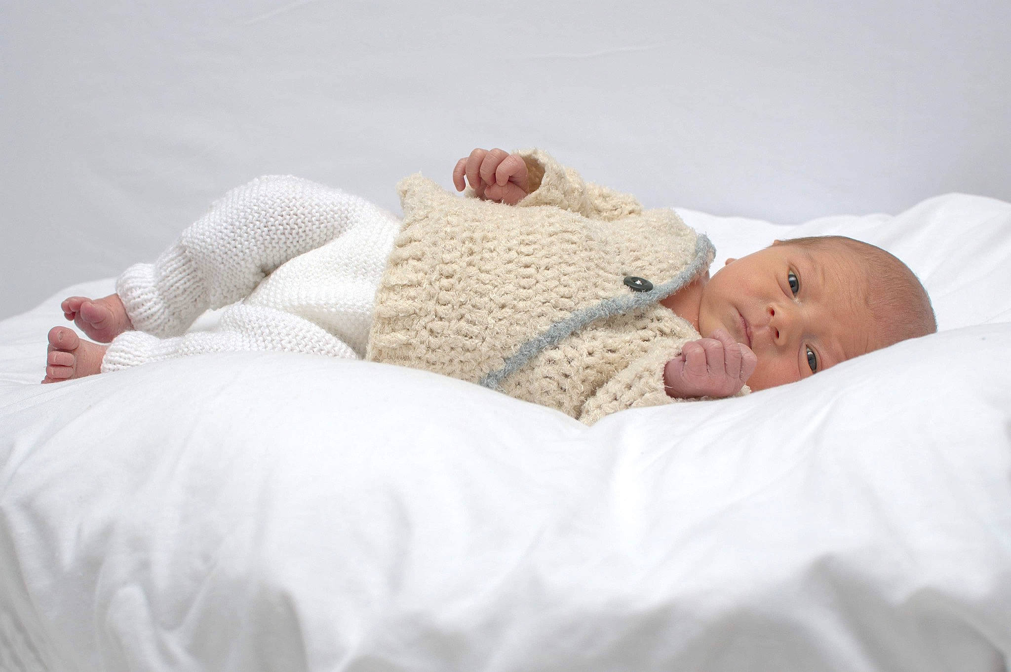 Lyam a rejoint le concours — aidez-le/la à gagner de superbes lots ! arm, baby, baby_sleeping, baby_toddler_clothing, bedding, bedtime, child, comfort, couch, eye, happy, hat, head, headgear, human_body, linens, nap, person, room, textile