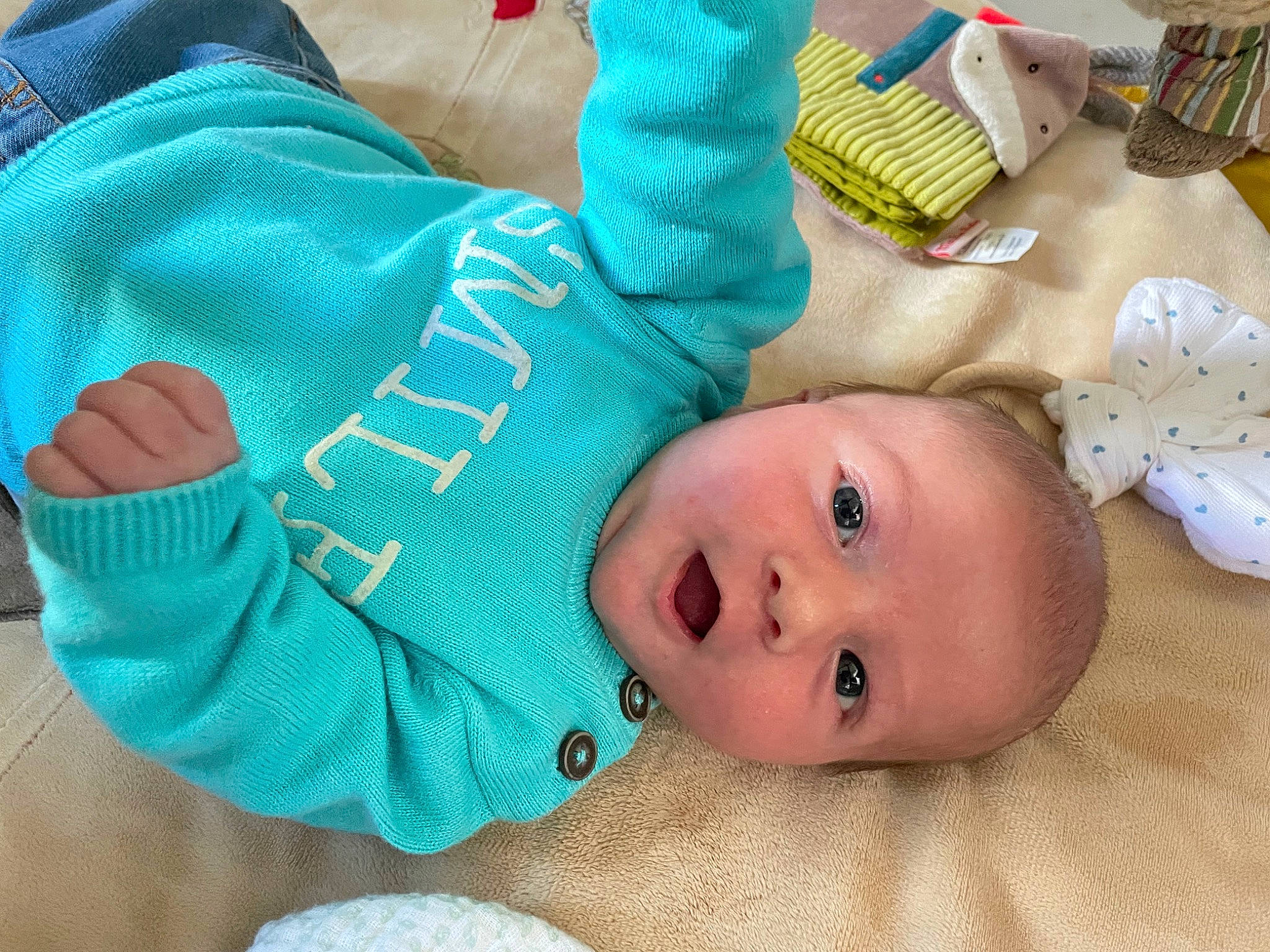 Diego participe au concours pour gagner de l'argent avec cette photo : baby, baby_products, baby_safety, baby_sleeping, baby_toddler_clothing, cheek, child, comfort, electric_blue, finger, green, linens, nose, person, plastic_bottle, room, skin, textile, thumb, tin_can