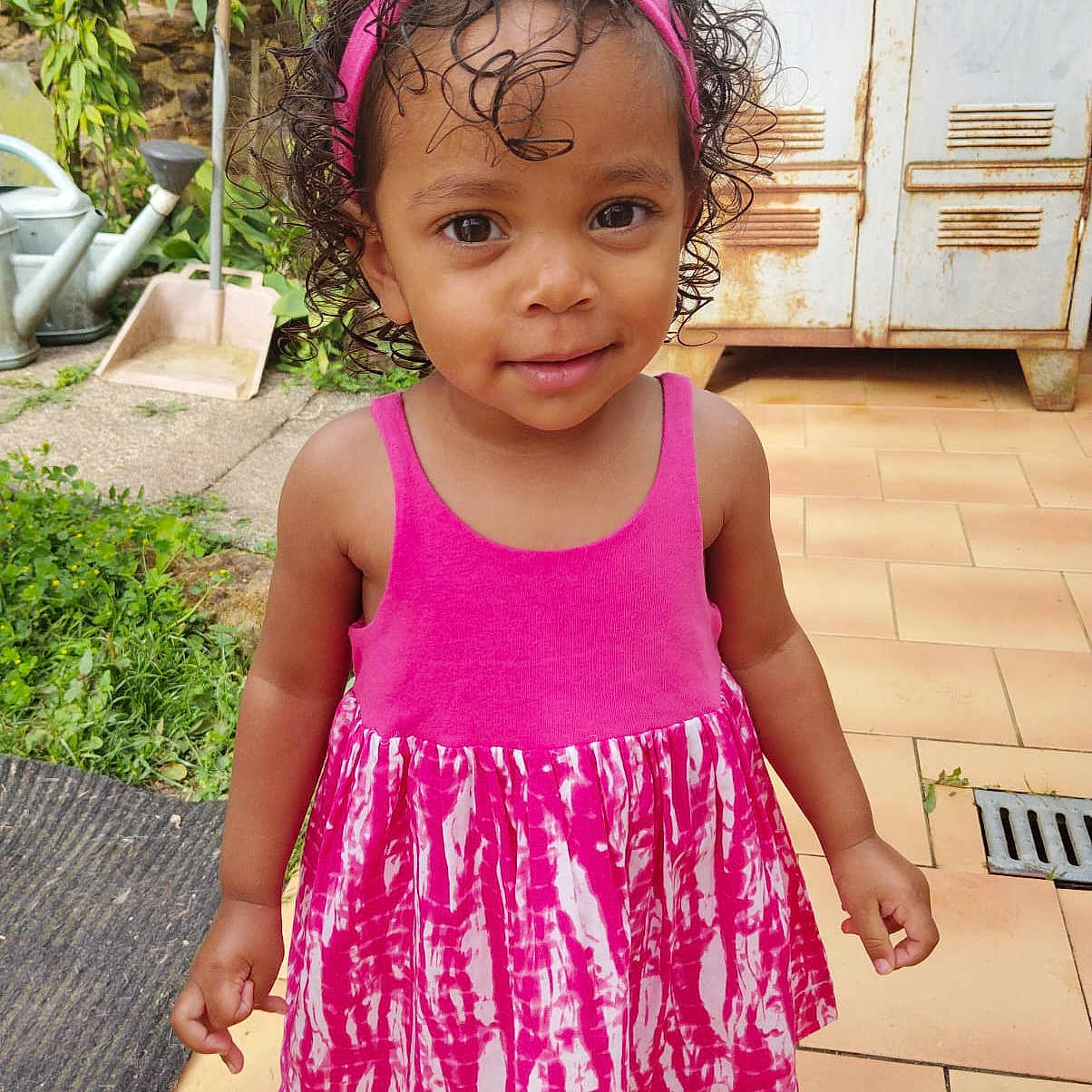 Kaelie participe au concours pour gagner de l'argent avec cette photo : backyard, child, city, clothing, dress, face, female, head, nature, outdoors, person, photography, plant, portrait, pottedplant, purple, road, street, urban, yard