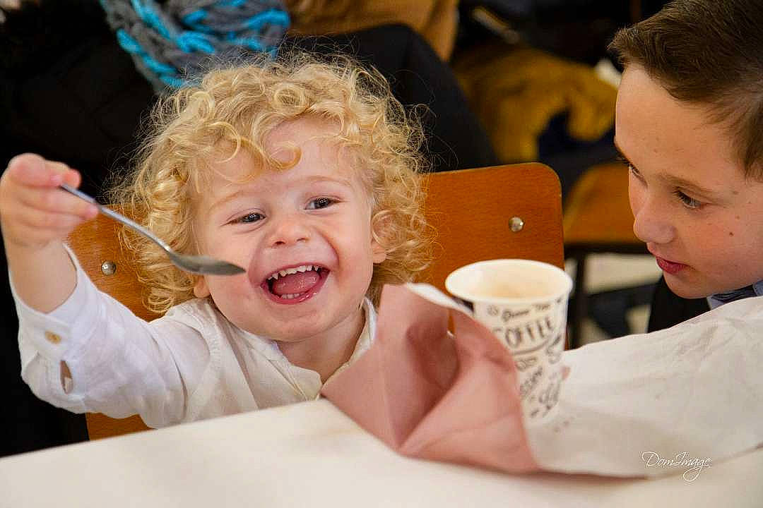 Kelson a rejoint le concours — aidez-le/la à gagner de superbes lots ! cheek, eye, facial_expression, gesture, hair, hairstyle, happy, head, human, human_body, iris, lip, mouth, nose, organ, person, skin, smile, table, tableware