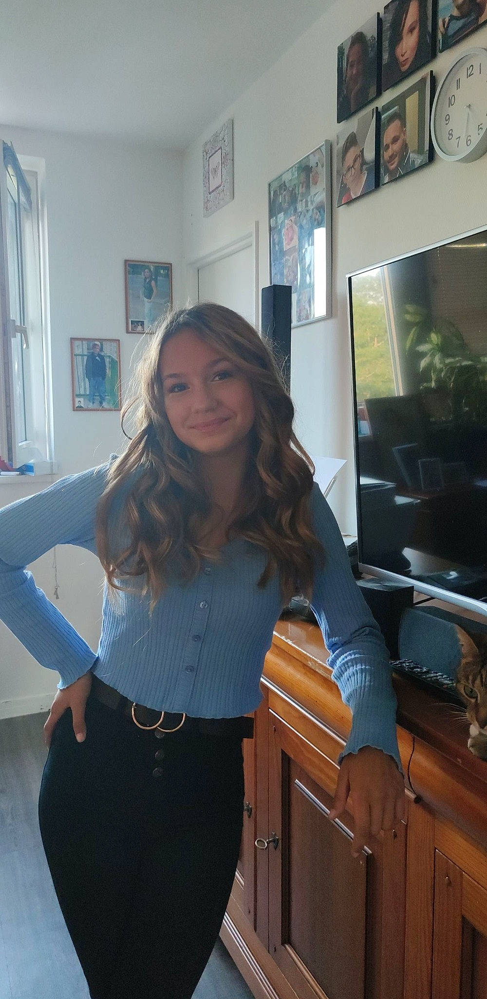 Djanelle participe au concours pour gagner de l'argent avec cette photo : abdomen, beauty, belt, blond, denim, electric_blue, eyewear, fashion_design, fun, human_leg, joint, joy, long_hair, person, picture_frame, shoulder, sleeve, smile, standing, thigh