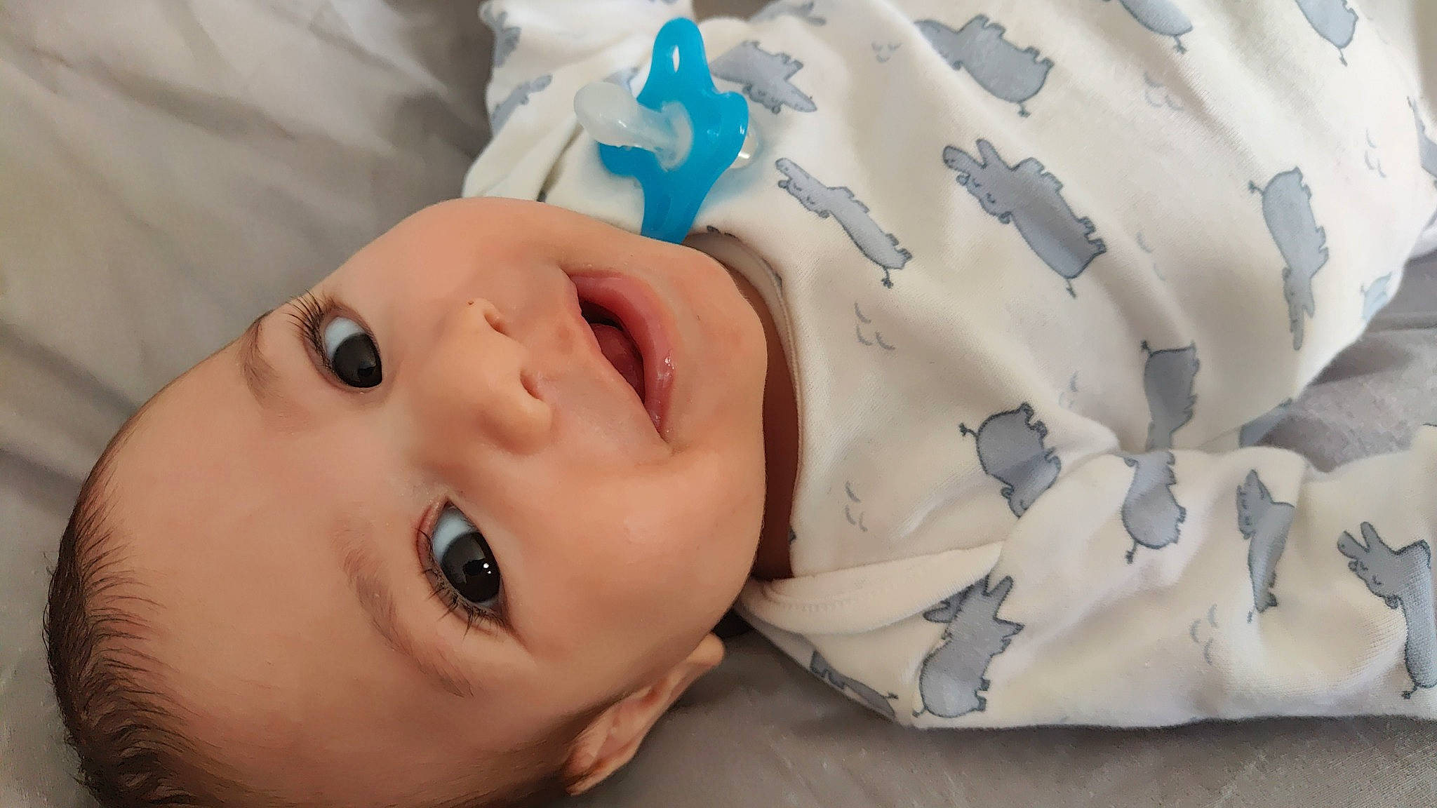 Zayn a rejoint le concours — aidez-le/la à gagner de superbes lots ! baby, baby_toddler_clothing, cheek, child, comfort, eyebrow, eyelash, fashion_accessory, fun, happy, hat, headgear, linens, lip, mouth, neck, nose, person, skin, textile