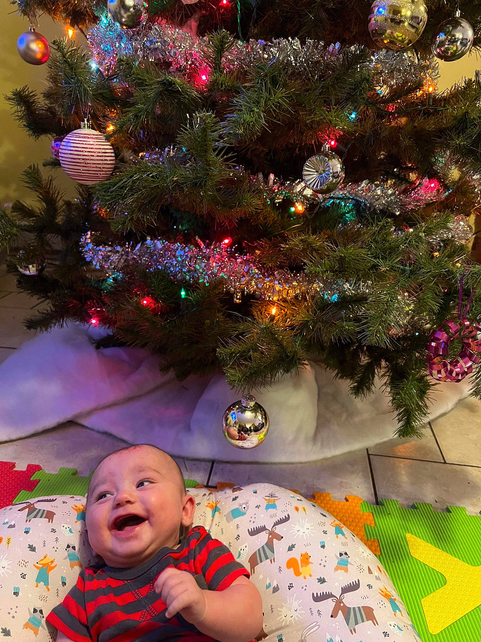 Jackson participe au concours pour gagner de l'argent avec cette photo : baby_toddler_clothing, beauty, christmas_decoration, christmas_eve, christmas_ornament, christmas_tree, event, evergreen, green, happy, holiday, holiday_ornament, light, ornament, person, photograph, plant, toddler, tree, white