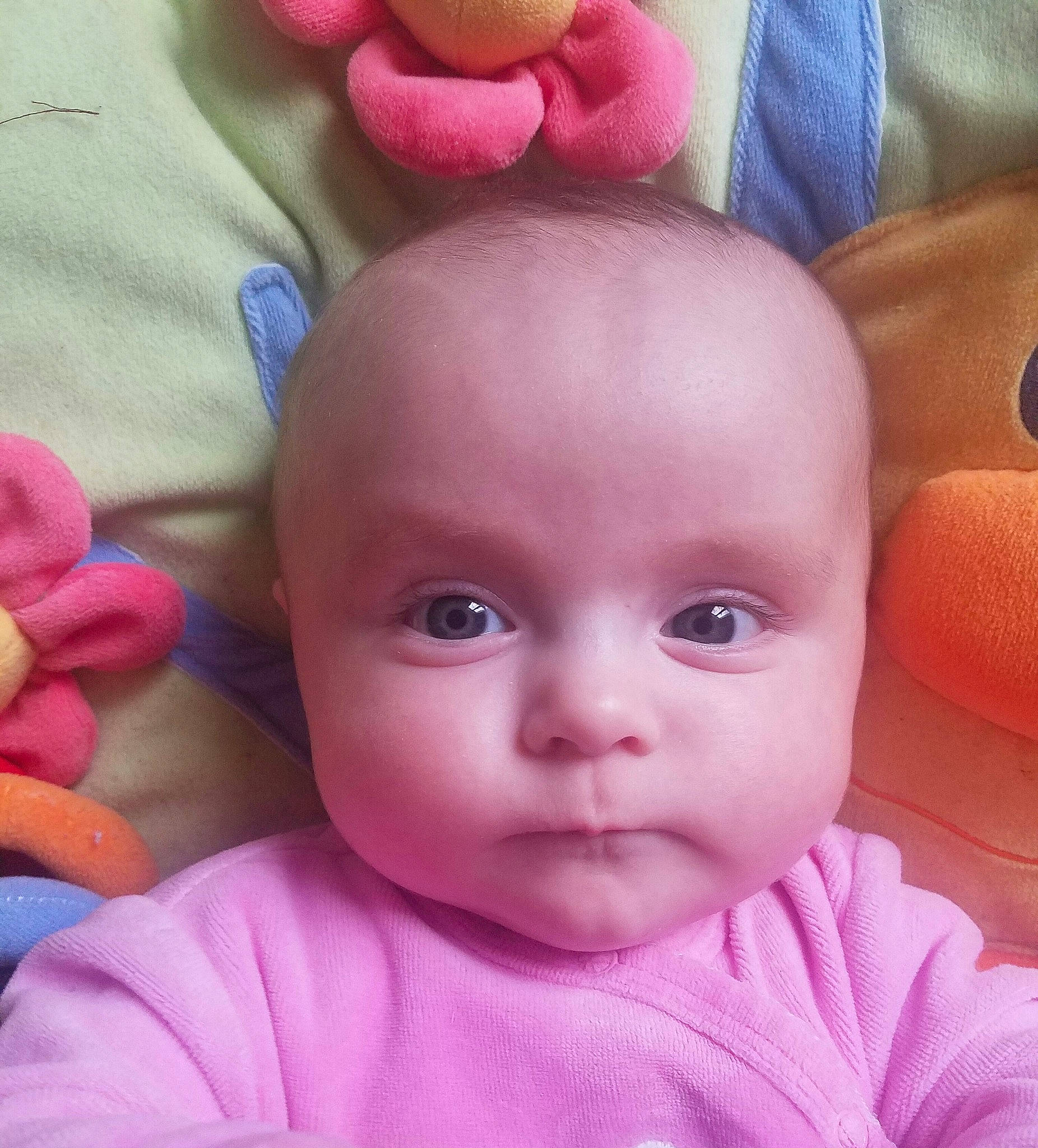 Billie participe au concours pour gagner de l'argent avec cette photo : baby, baby_making_funny_faces, cheek, child, close_up, ear, eye, face, finger, forehead, head, iris, lip, mouth, nose, person, pink, skin, smile, thumb