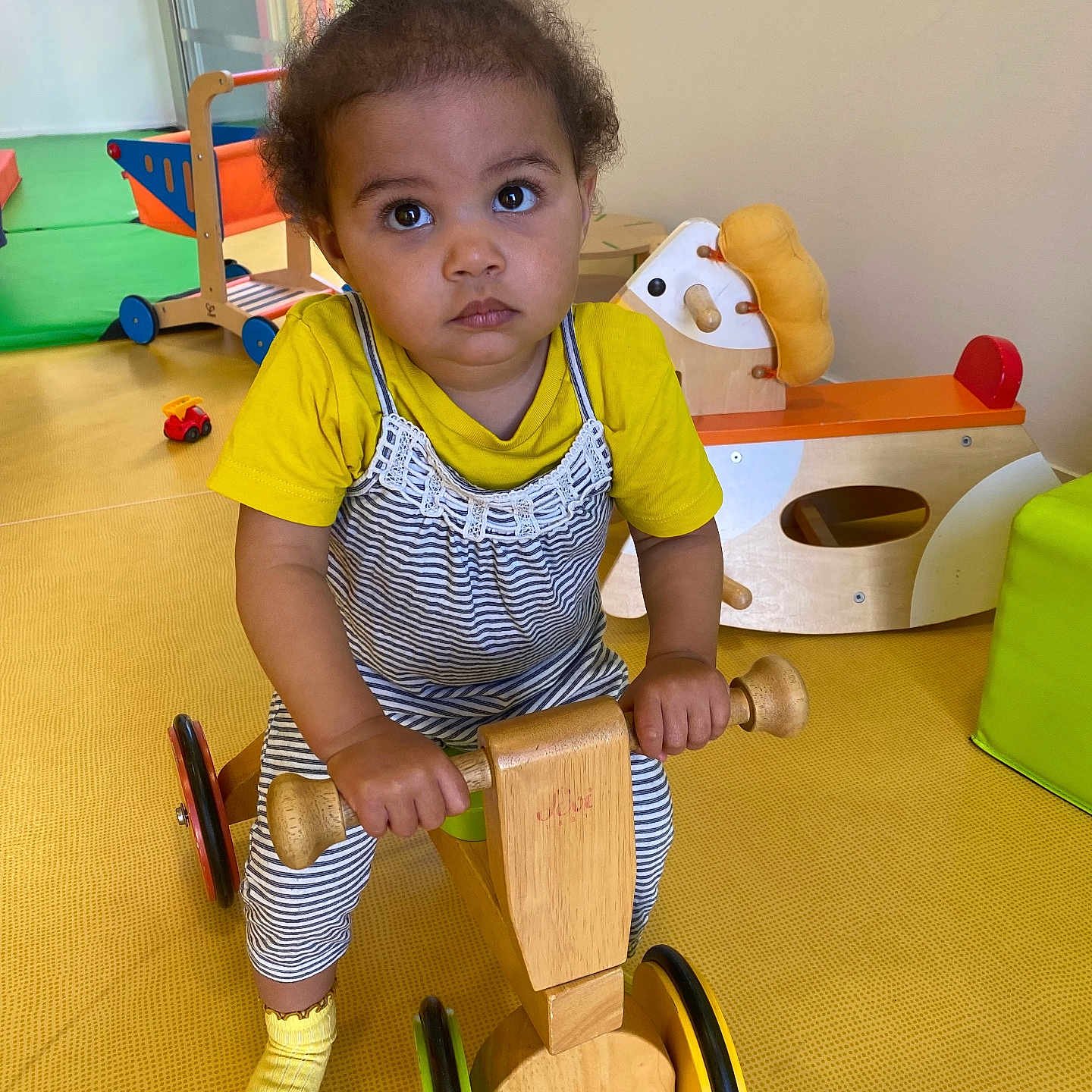 Julia participe au concours pour gagner de l'argent avec cette photo : axe, child, clothing, crawling, device, face, female, girl, head, hosiery, indoors, interiordesign, maceclub, person, play, sitting, sock, tool, toy, weapon