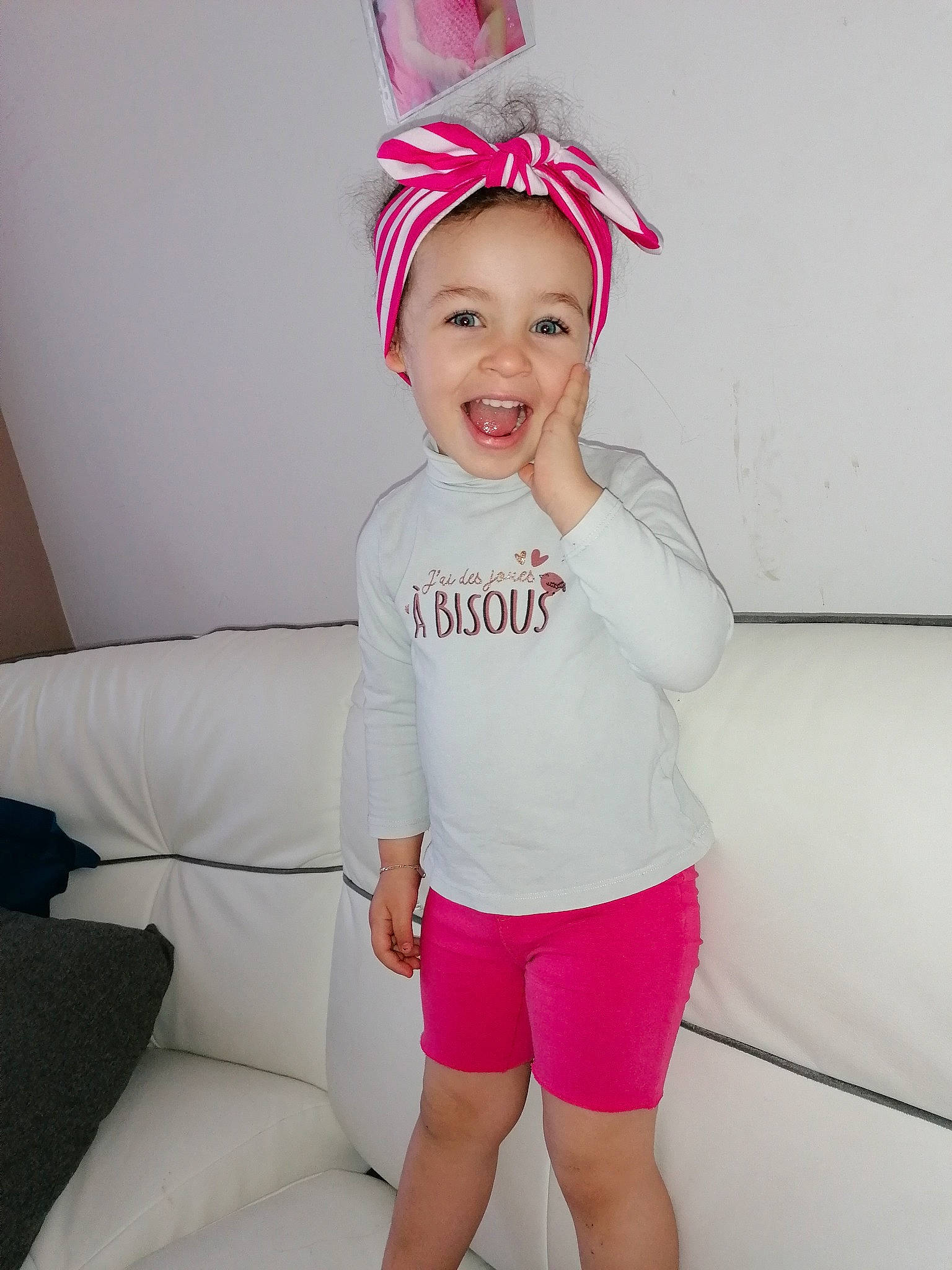 Inès participe au concours pour gagner de l'argent avec cette photo : baby_toddler_clothing, child, clothing, design, ear, hair_accessory, head, headgear, joint, lip, organ, outerwear, person, pink, product, skin, sleeve, smile, t_shirt, toddler