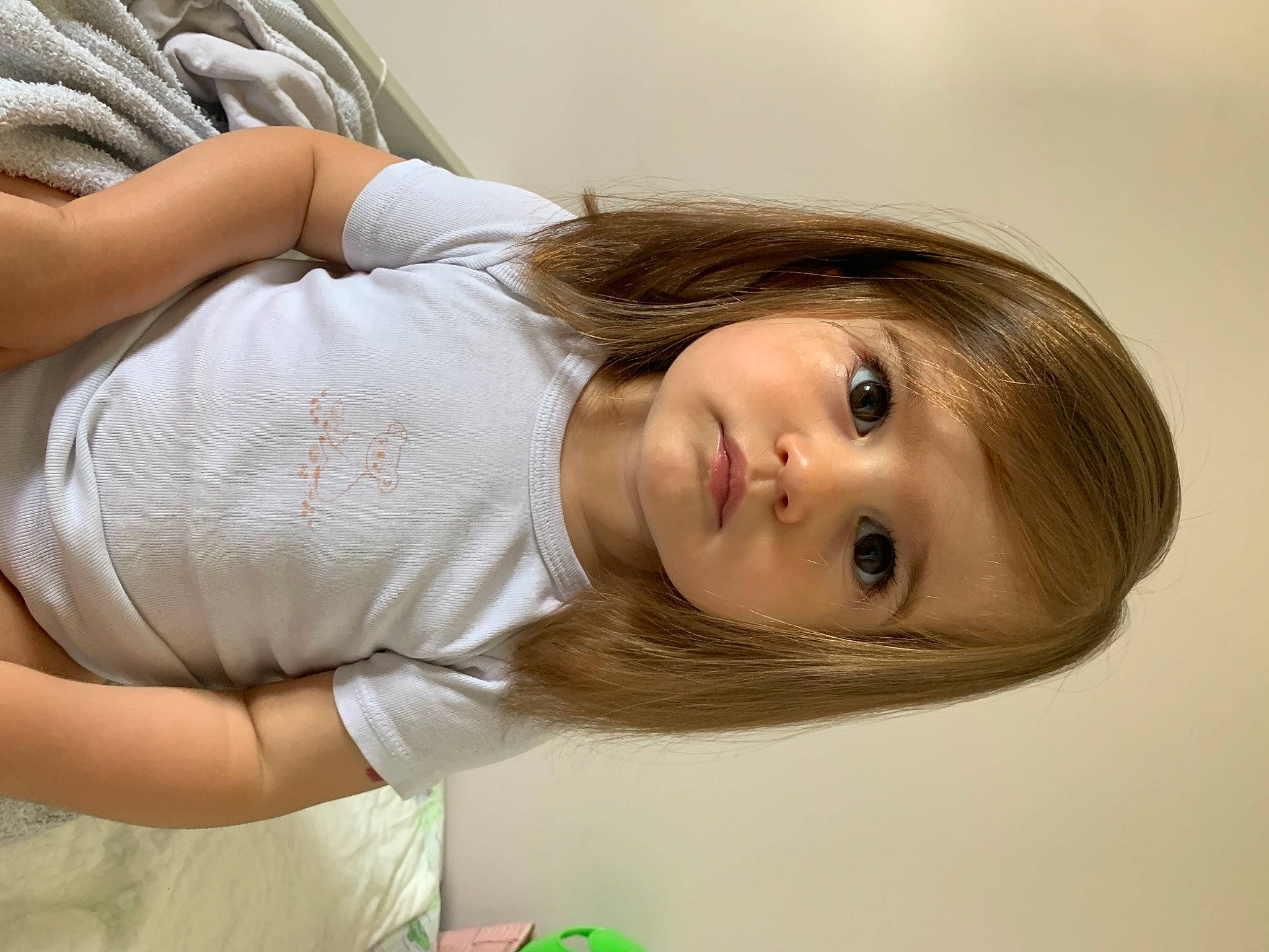 Enea participe au concours pour gagner de l'argent avec cette photo : blond, brown_hair, chest, comfort, elbow, eyelash, gesture, glasses, grass, happy, human_leg, joint, long_hair, neck, person, shoulder, sitting, t_shirt, thigh, toddler