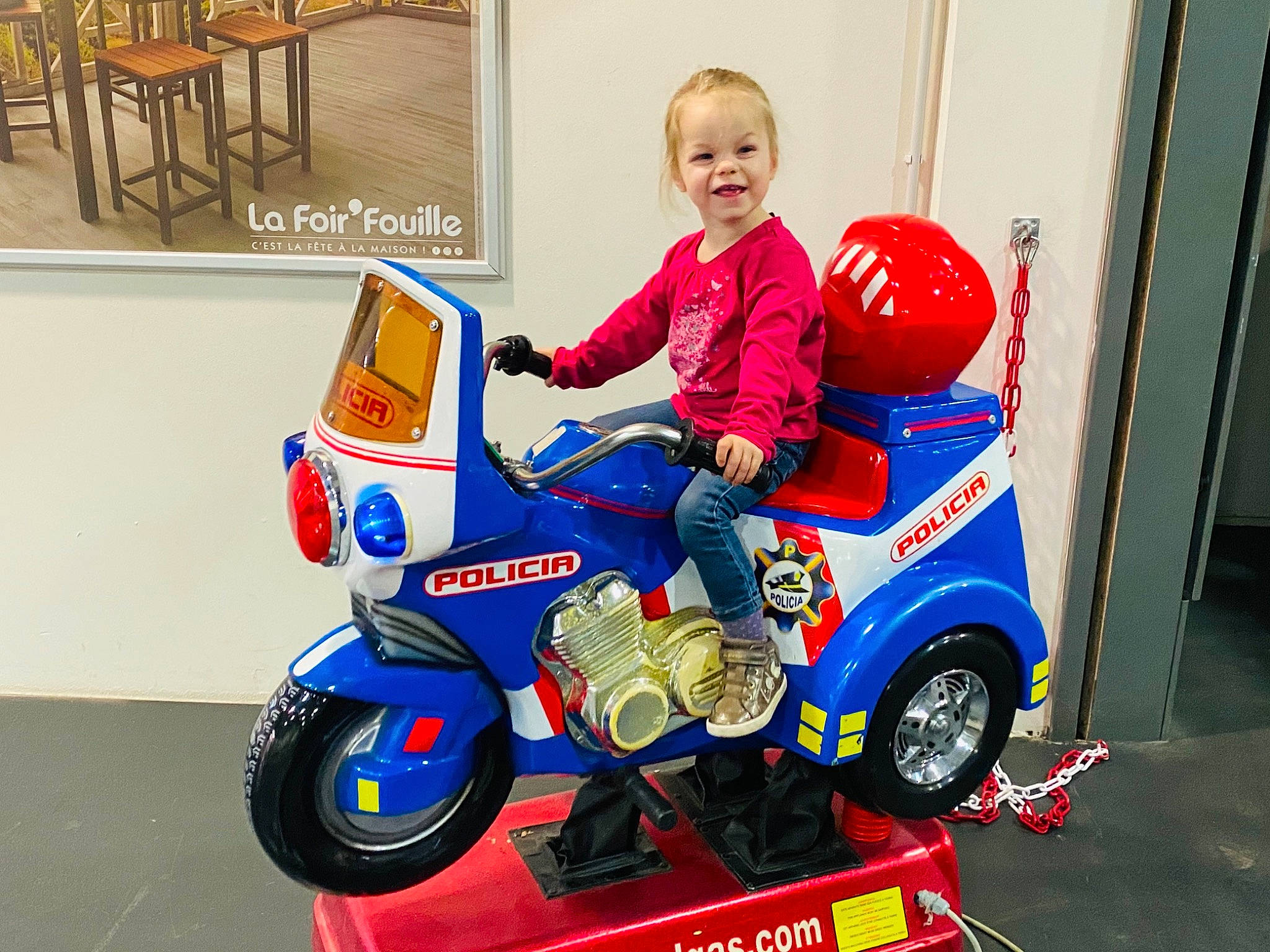 Eléanore a rejoint le concours — aidez-le/la à gagner de superbes lots ! automotive_design, automotive_tire, automotive_wheel_system, child, classic, electric_blue, fender, fun, joy, motor_vehicle, person, riding_toy, rolling, smile, tire, toddler, toy, toy_vehicle, tricycle, vehicle