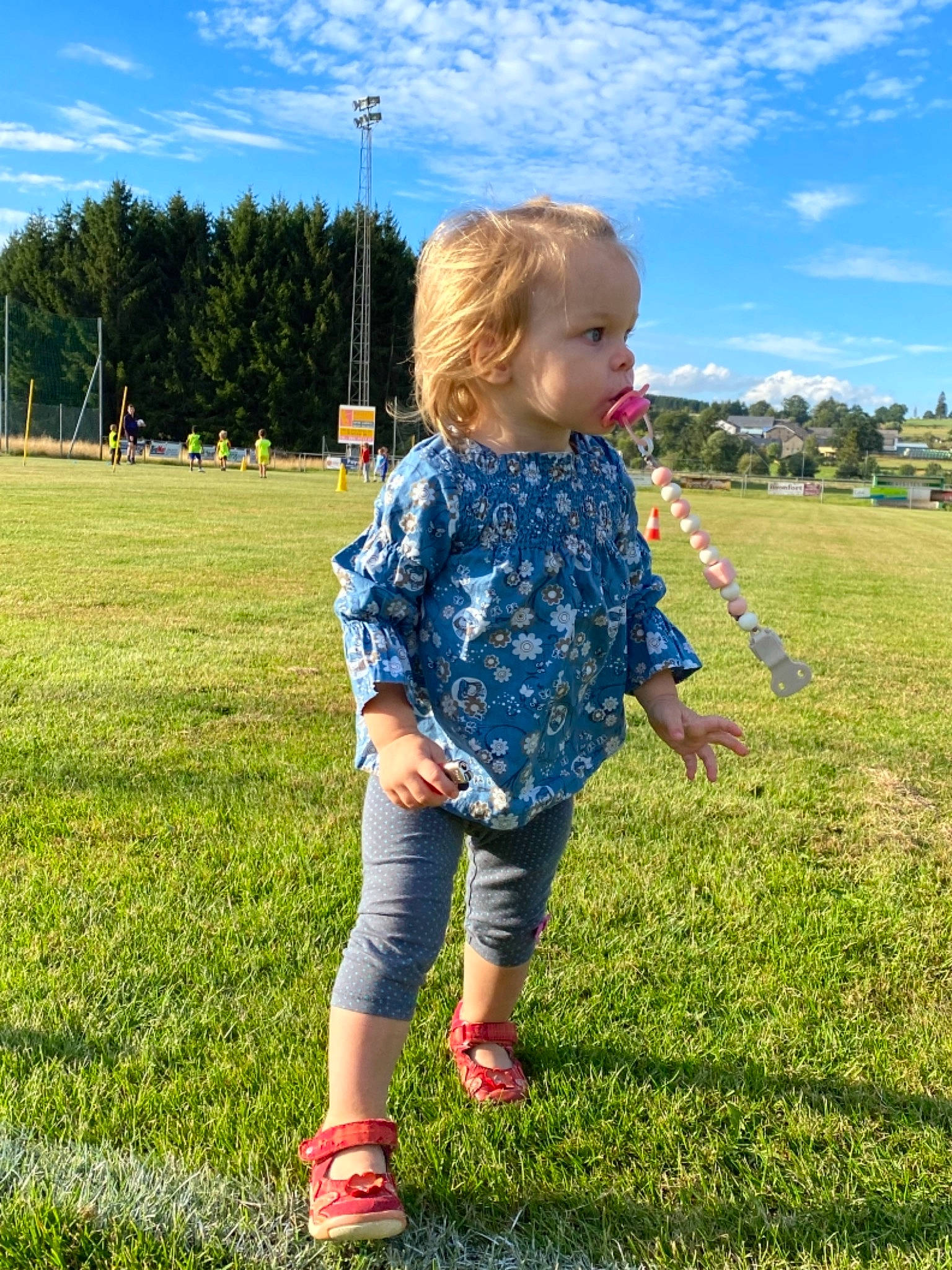 Eléanore a rejoint le concours — aidez-le/la à gagner de superbes lots ! baby_toddler_clothing, blue, cloud, fun, grass, grass_family, grassland, happy, lawn, leaf, leisure, meadow, people_in_nature, person, plant, recreation, sky, standing, sunlight, toddler