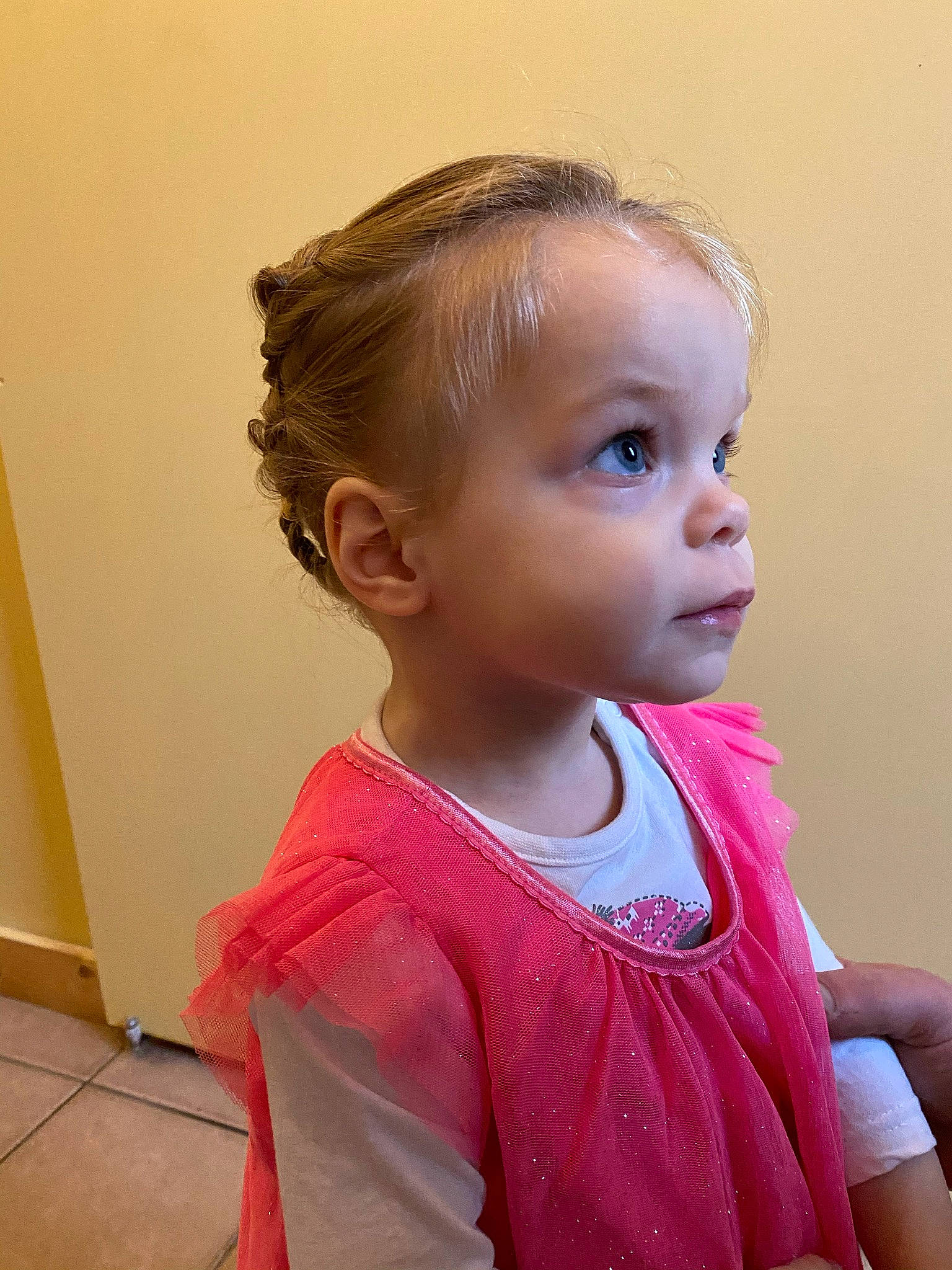 Eléanore participe au concours pour gagner de l'argent avec cette photo : arm, baby_toddler_clothing, cheek, ear, eyebrow, eyelash, face, gesture, hairstyle, happy, iris, joint, lip, neck, nose, person, shoulder, skin, sleeve, t_shirt