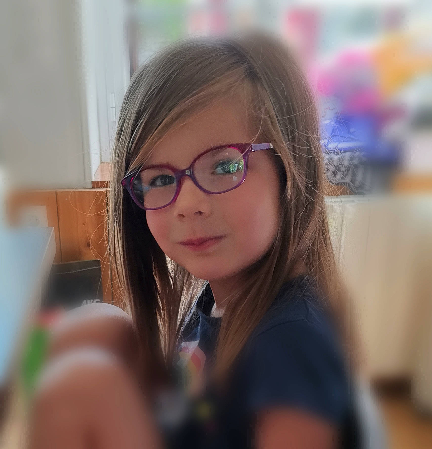 Syéna participe au concours pour gagner de l'argent avec cette photo : beauty, black_hair, blond, brown_hair, eyebrow, eyewear, face, glasses, hair, hair_coloring, hairstyle, layered_hair, lip, long_hair, person, photography, smile, vision_care