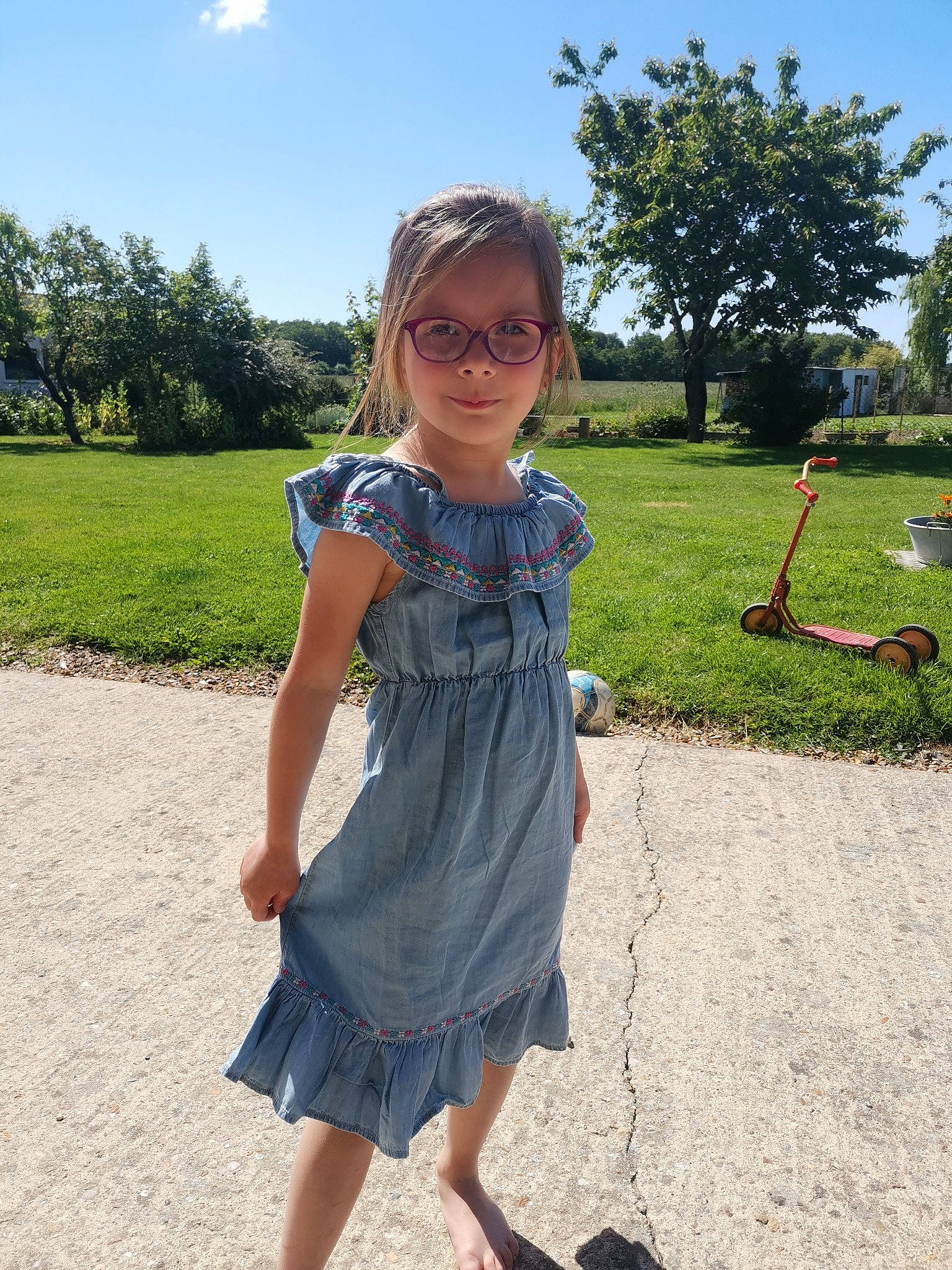 Syéna a rejoint le concours — aidez-le/la à gagner de superbes lots ! blue, child, clothing, day_dress, denim, dress, fashion, footwear, fun, grass, joint, pattern, person, shoe, shoulder, sleeve, smile, summer, textile, vacation