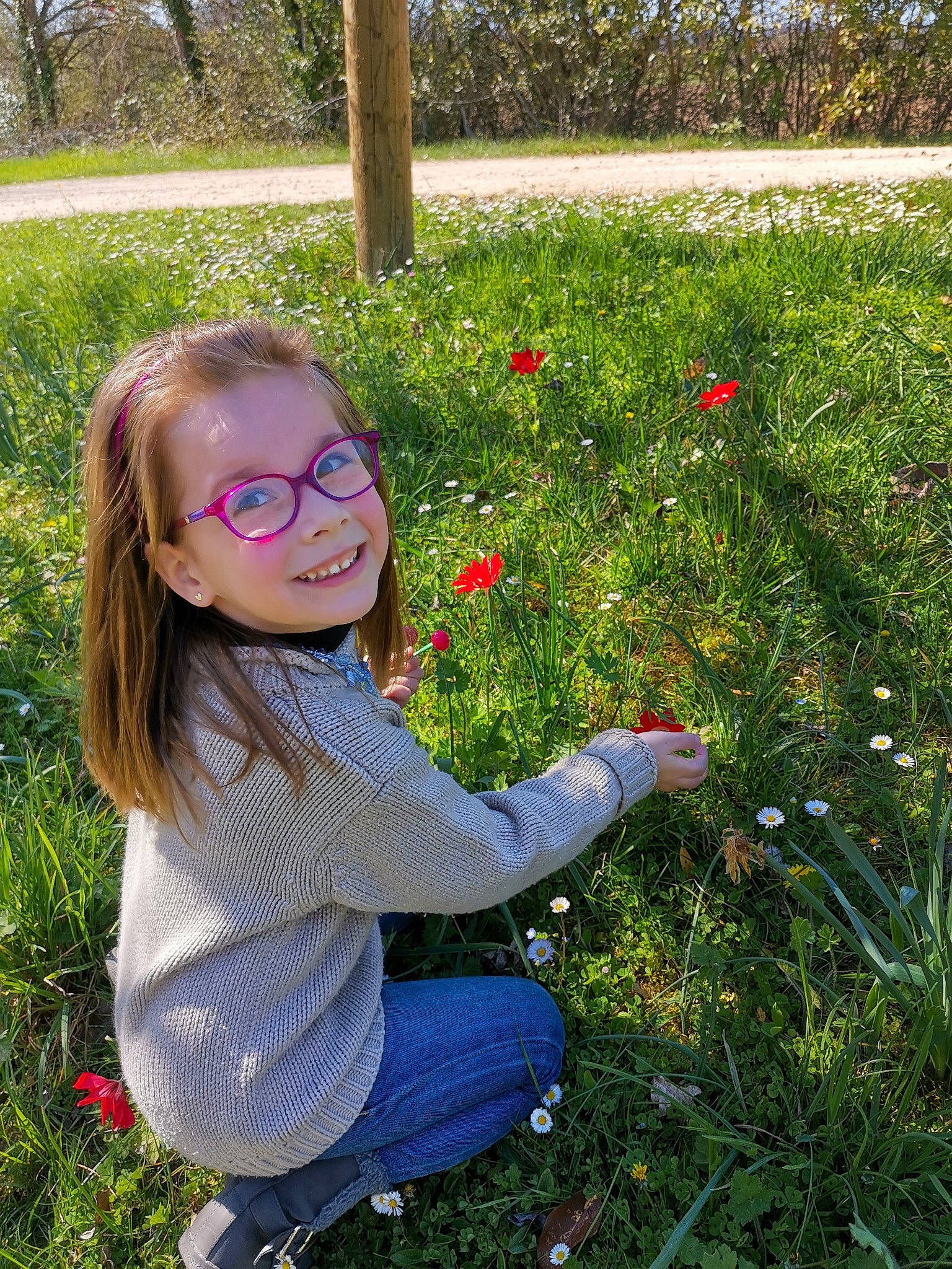 Syéna participe au concours pour gagner de l'argent avec cette photo : botany, child, eyewear, flower, garden, glasses, grass, grass_family, happy, joy, lip, meadow, people_in_nature, person, plant, sitting, smile, spring, toddler, vacation