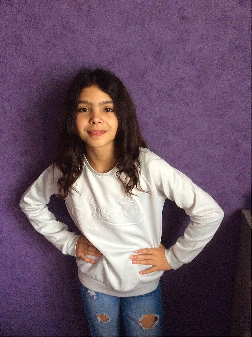 Loane a rejoint le concours — aidez-le/la à gagner de superbes lots ! black_hair, gesture, jeans, joy, lady, long_hair, outerwear, person, photography, portrait, smile