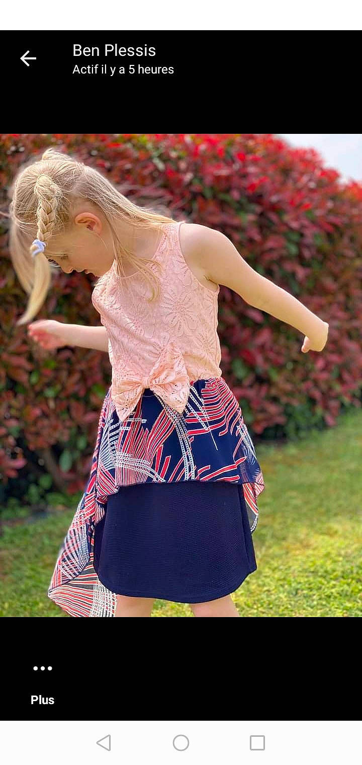 Maelys a rejoint le concours — aidez-le/la à gagner de superbes lots ! flash_photography, gesture, grass, hand, happy, human_body, knee, magenta, orange, people_in_nature, person, pink, plant, shoulder, sleeve, street_fashion, sunlight, tartan, textile, thigh