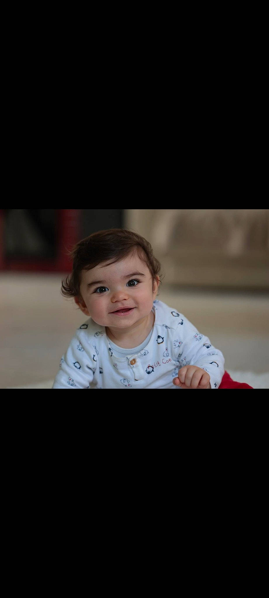 Téo a rejoint le concours — aidez-le/la à gagner de superbes lots ! baby, cheek, child, darkness, facial_expression, flash_photography, fun, gadget, happy, joy, laugh, monochrome_photography, person, portrait, portrait_photography, sitting, sleeve, smile, t_shirt, toddler