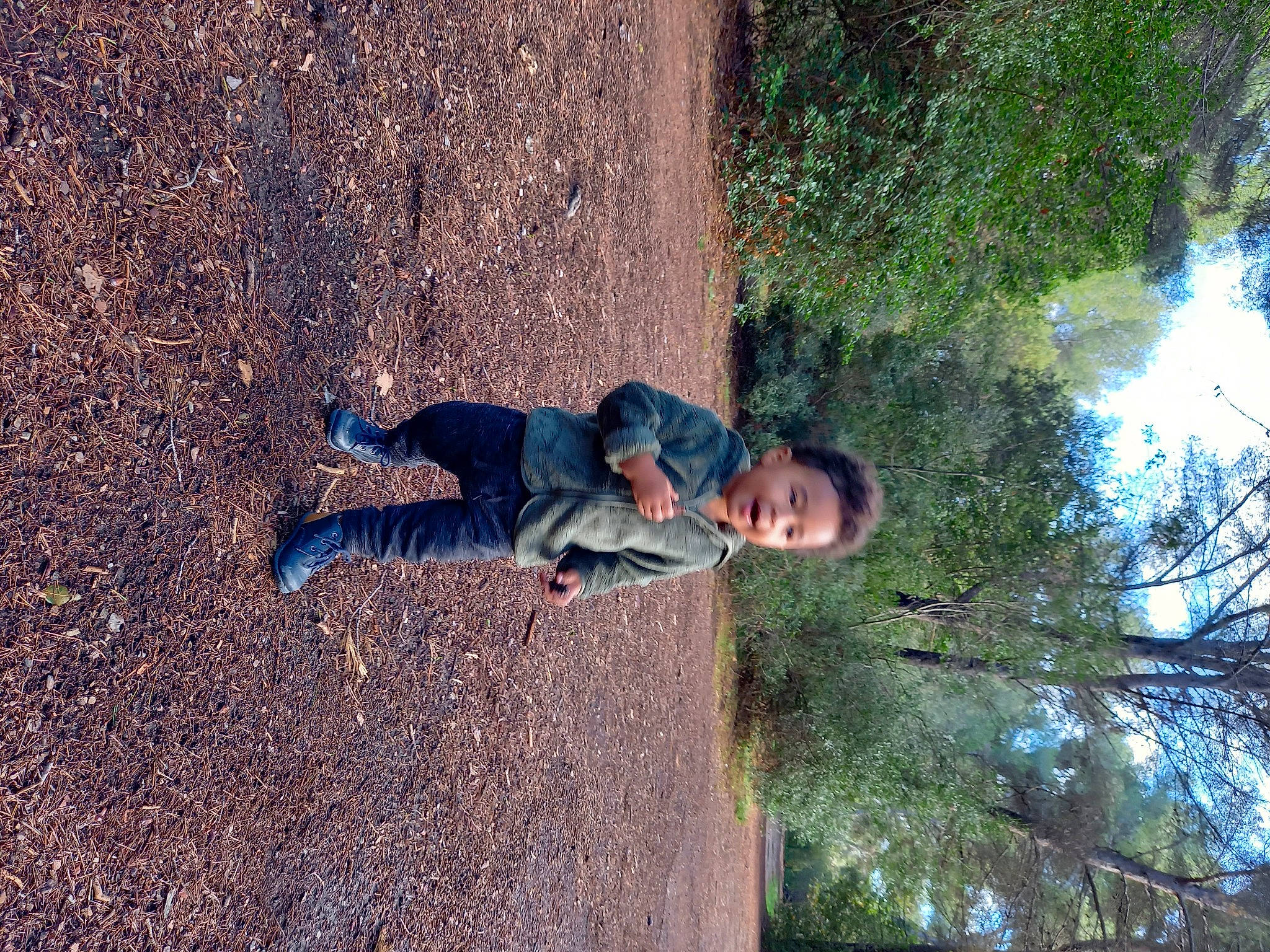 Arthur a rejoint le concours — aidez-le/la à gagner de superbes lots ! child, denim, electric_blue, fun, grass, landscape, leisure, people_in_nature, person, plant, reflection, shadow, soil, tints_and_shades, toddler, tree, trunk, wood