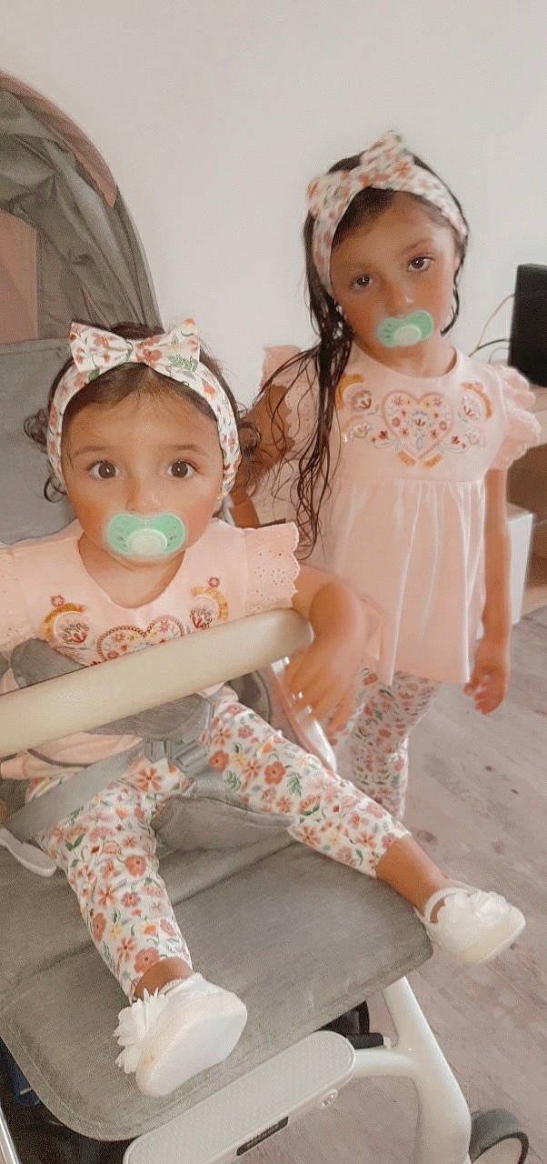 Katalëya a rejoint le concours — aidez-le/la à gagner de superbes lots ! baby, child, doll, hair_accessory, headband, person, shoe, toddler, toy