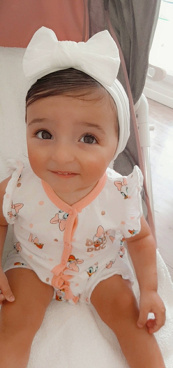 Katalëya participe au concours pour gagner de l'argent avec cette photo : baby, bonnet, cheek, child, eye, face, forehead, head, headgear, joy, lip, nose, person, pink, skin, smile, toddler