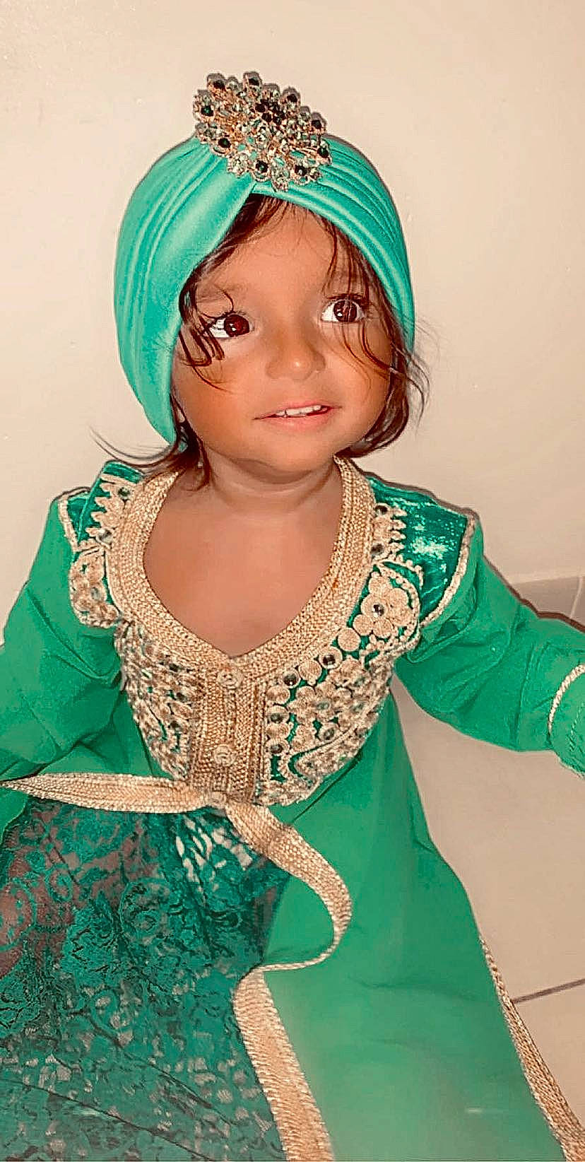 Katalëya participe au concours pour gagner de l'argent avec cette photo : aqua, clothing, fashion_accessory, forehead, hair, hair_accessory, hair_coloring, hairstyle, headgear, headpiece, headwear, jewellery, lace, long_hair, makeover, neck, pattern, person, teal, tradition