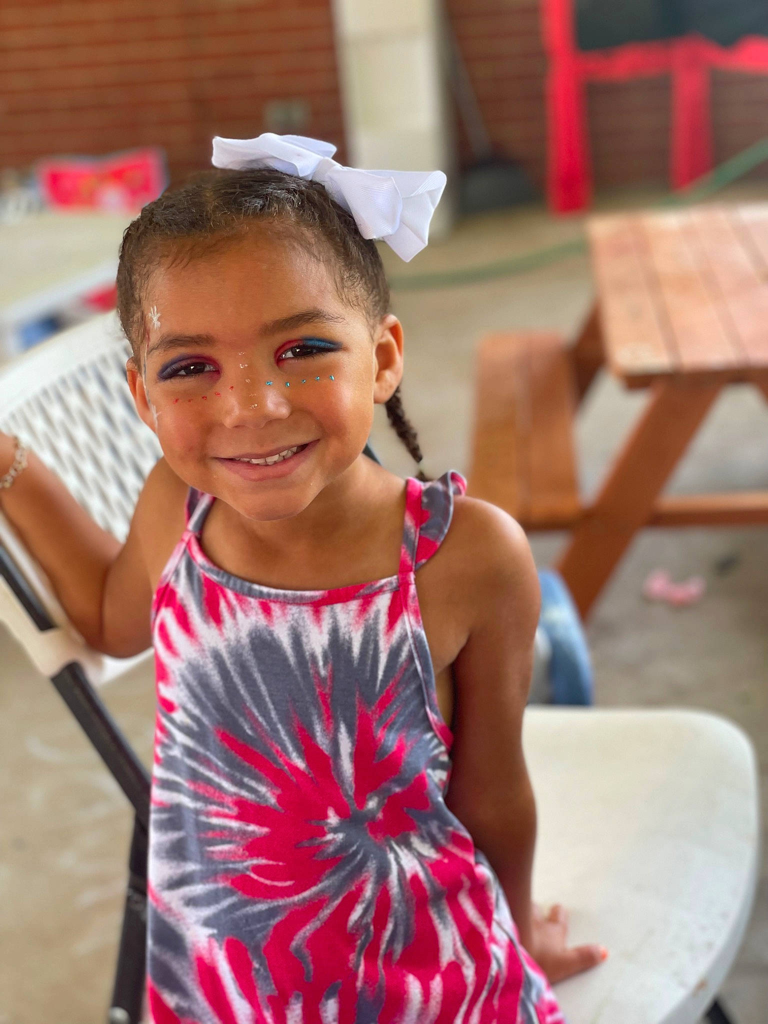 Harmonee is registered to the contest to win money with this photo: child, chin, event, fun, happy, joy, leisure, magenta, person, recreation, sitting, skin, sleeveless_shirt, smile, street, summer, temple, toddler, tourism, travel
