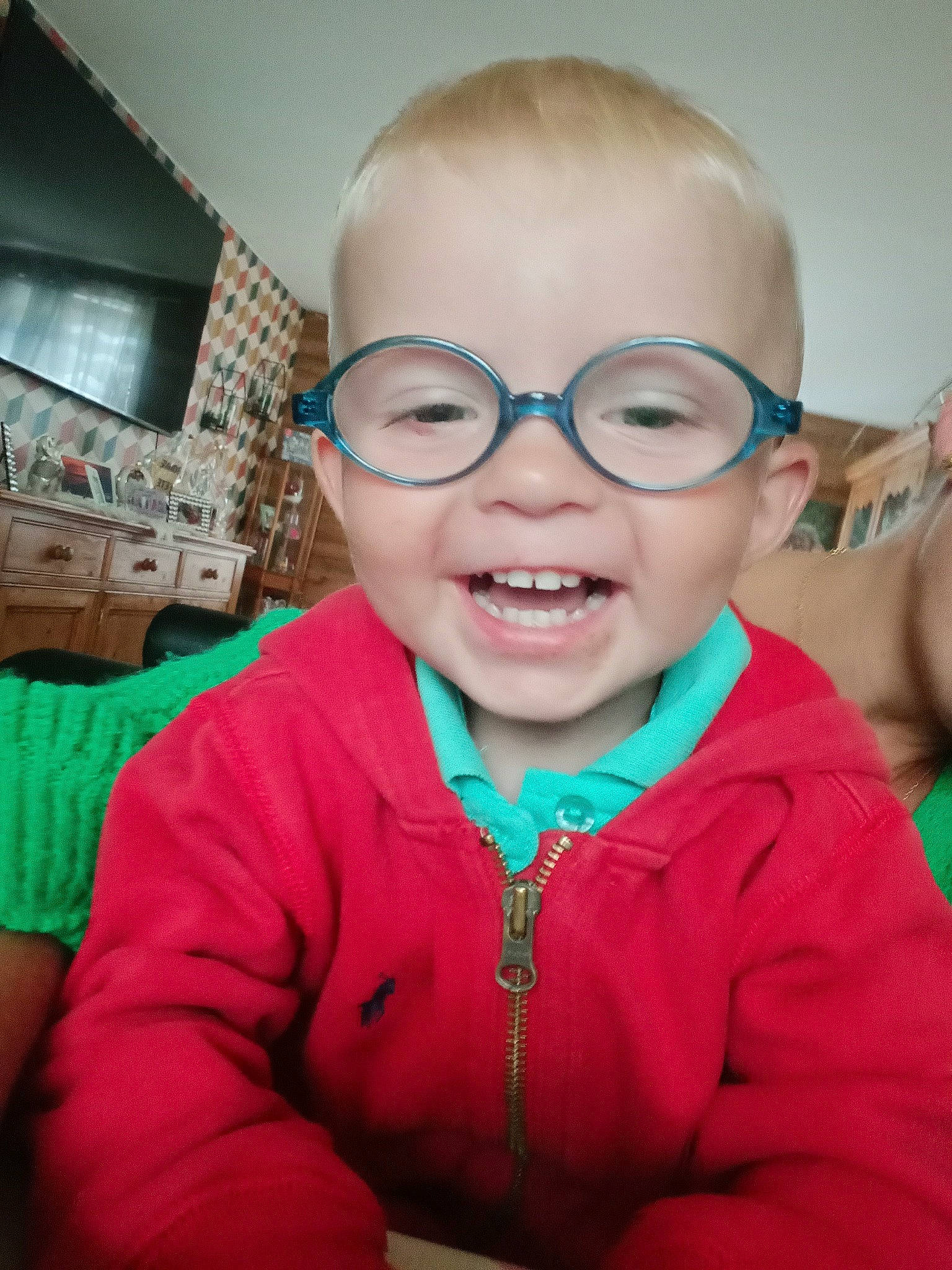 Nino a rejoint le concours — aidez-le/la à gagner de superbes lots ! baby_toddler_clothing, cheek, chin, cool, eyebrow, eyewear, forehead, gesture, glasses, happy, iris, lip, mouth, nose, person, skin, sleeve, smile, standing, toddler