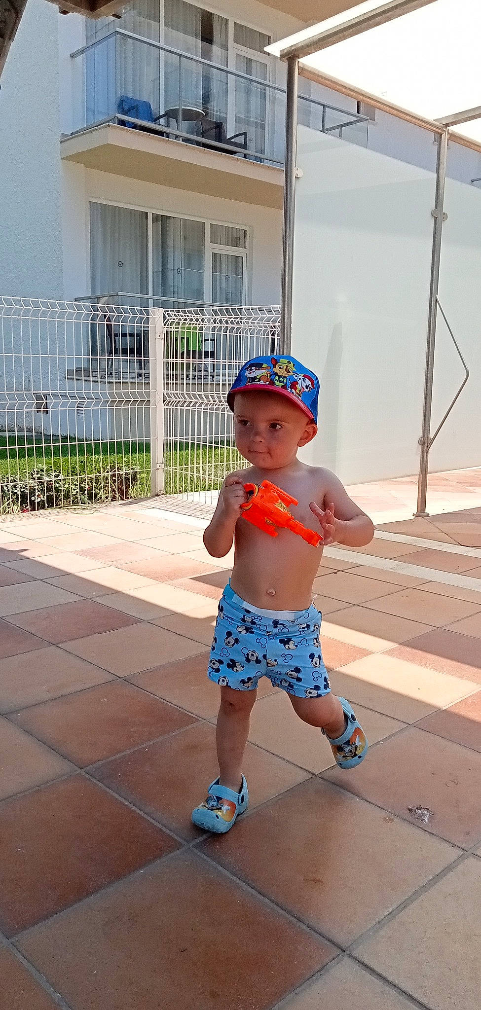 Nino a rejoint le concours — aidez-le/la à gagner de superbes lots ! abdomen, baby, child, electric_blue, fence, flooring, fun, headwear, human_leg, leisure, pattern, person, plant, recreation, shorts, summer, thigh, toddler, trunk, underpants