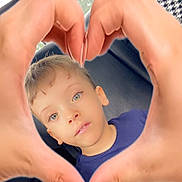 Kassim Menassel a rejoint le concours — aidez-le/la à gagner de superbes lots ! child, boy, hands, heart_shape, car_seat, blue_shirt, face, portrait, love, family, window, seat, casual, expression, indoor, skin, hair, person, closeup, candid