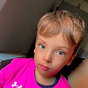 Isaak participe au concours pour gagner de l'argent avec cette photo : blond_hair, boy, casual_clothing, child, childhood, cute, expression, eyes, face, human, indoor, looking_at_camera, person, pink_shirt, portrait, short_hair, sitting, skin, tshirt, young