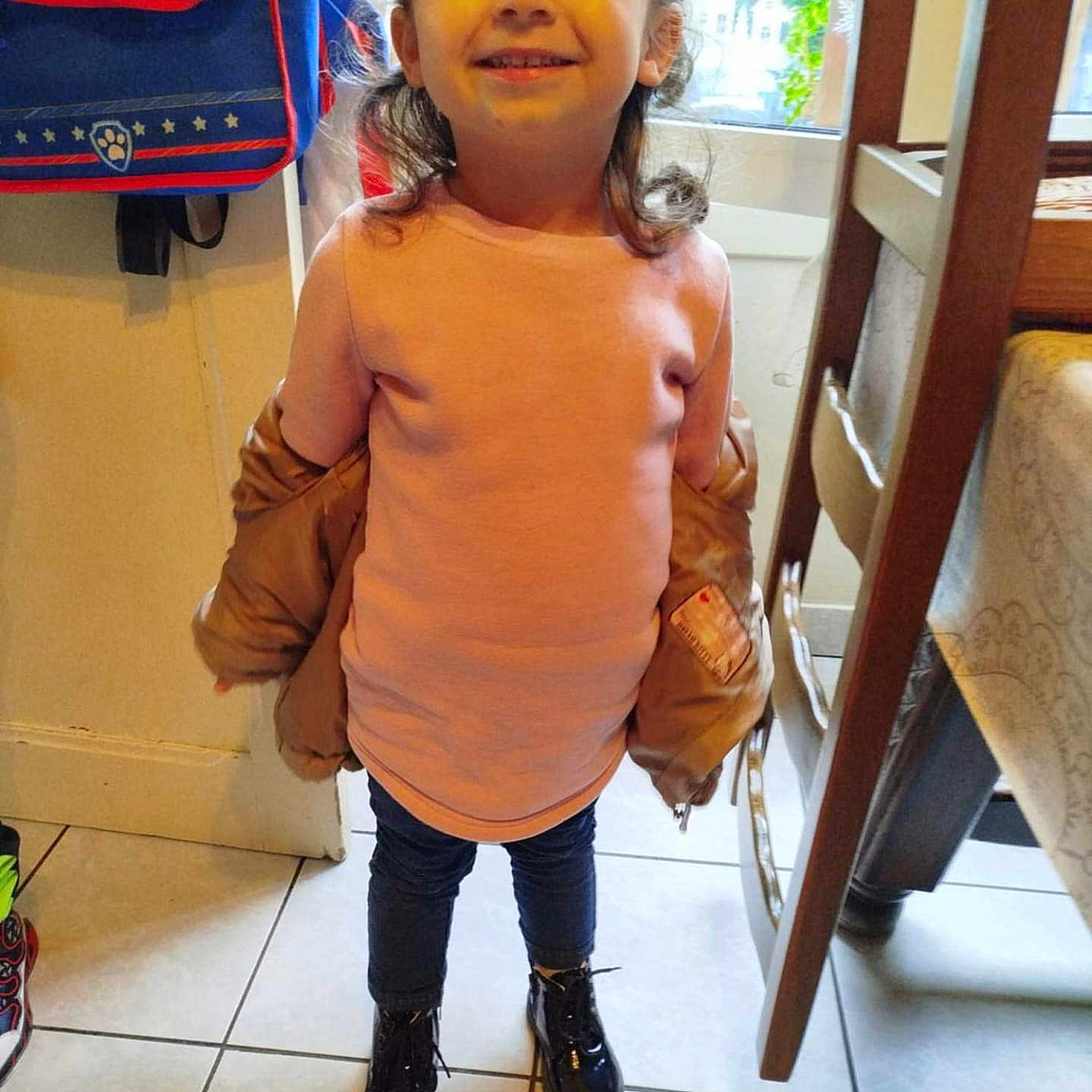 Leewane participe au concours pour gagner de l'argent avec cette photo : bag, child, clothing, coat, face, female, footwear, furniture, girl, head, jacket, jeans, pants, person, photography, plant, portrait, shoe, shorts, standing