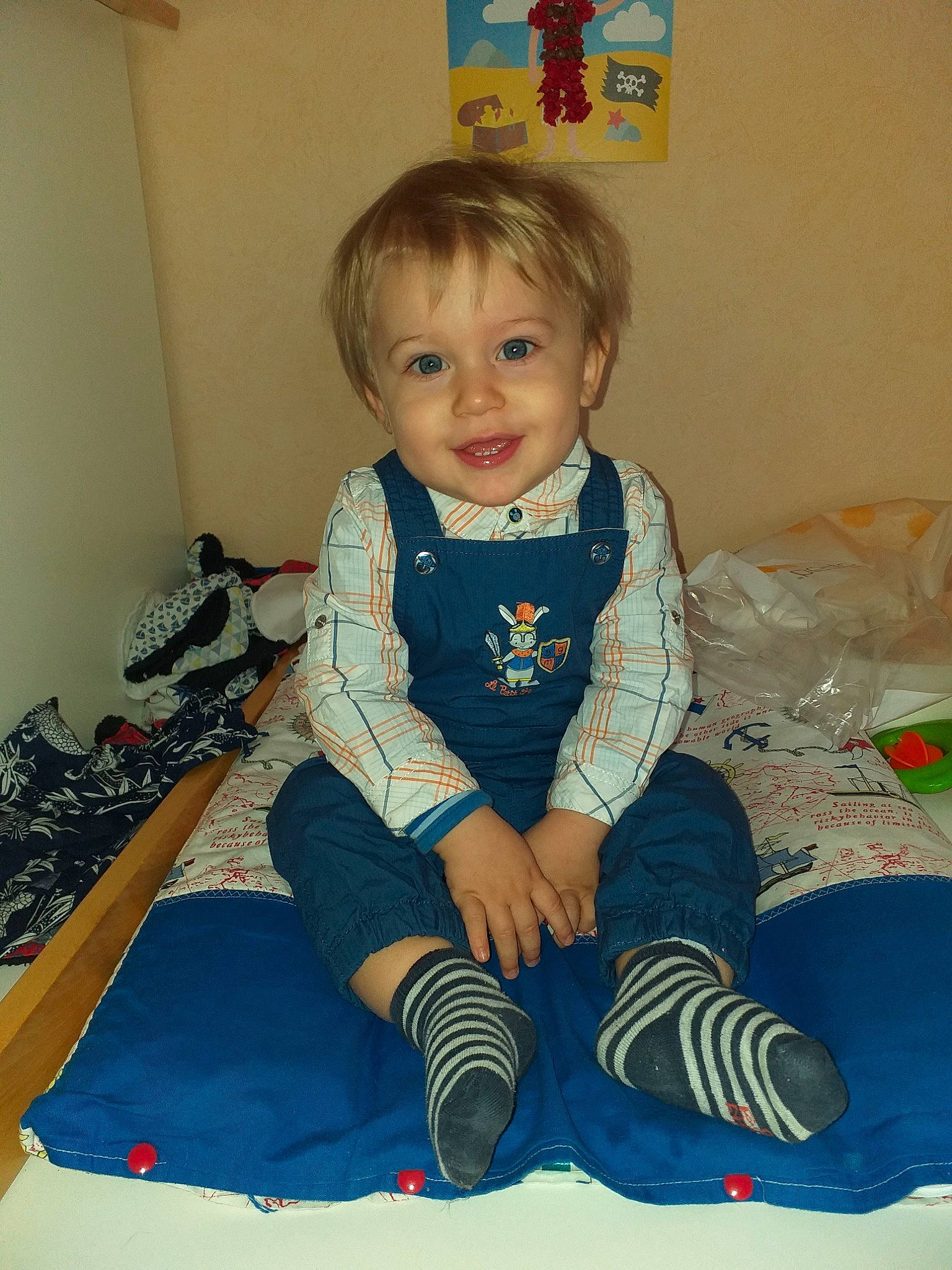 Lemmy participe au concours pour gagner de l'argent avec cette photo : baby, child, eye, joy, person, play, sitting, toddler