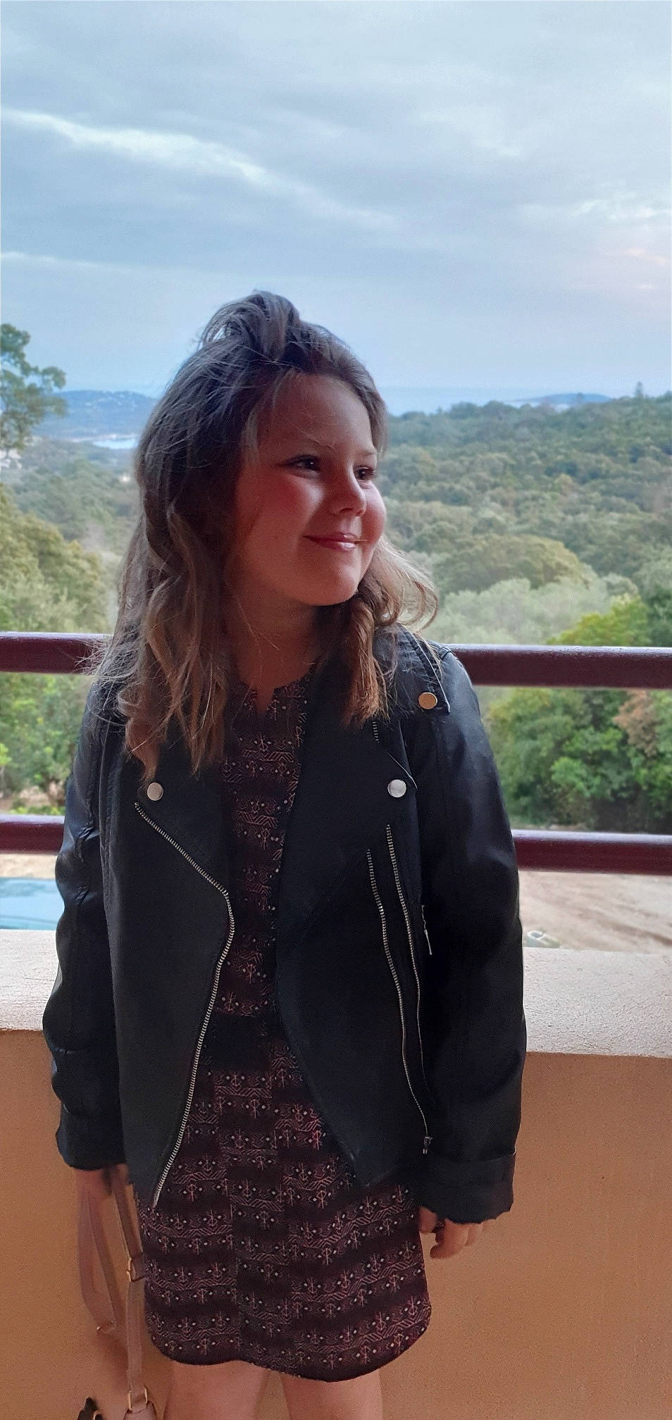 Louanne participe au concours pour gagner de l'argent avec cette photo : jacket, joy, leather_jacket, long_hair, outerwear, person, shoulder, smile, top, travel