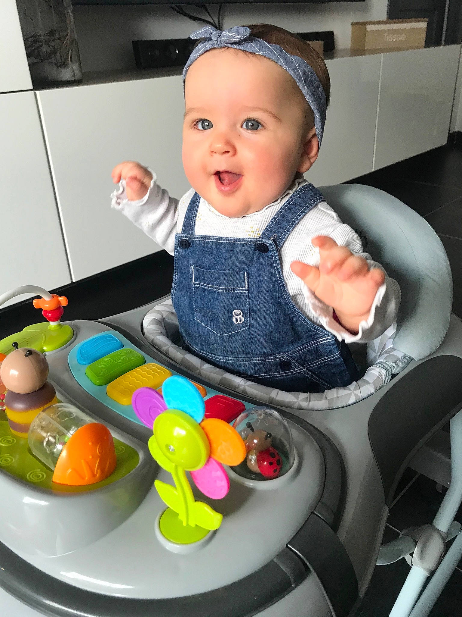 Onelia a rejoint le concours — aidez-le/la à gagner de superbes lots ! baby, baby_products, baby_toys, child, food, headwear, person, play, product, toddler, toy