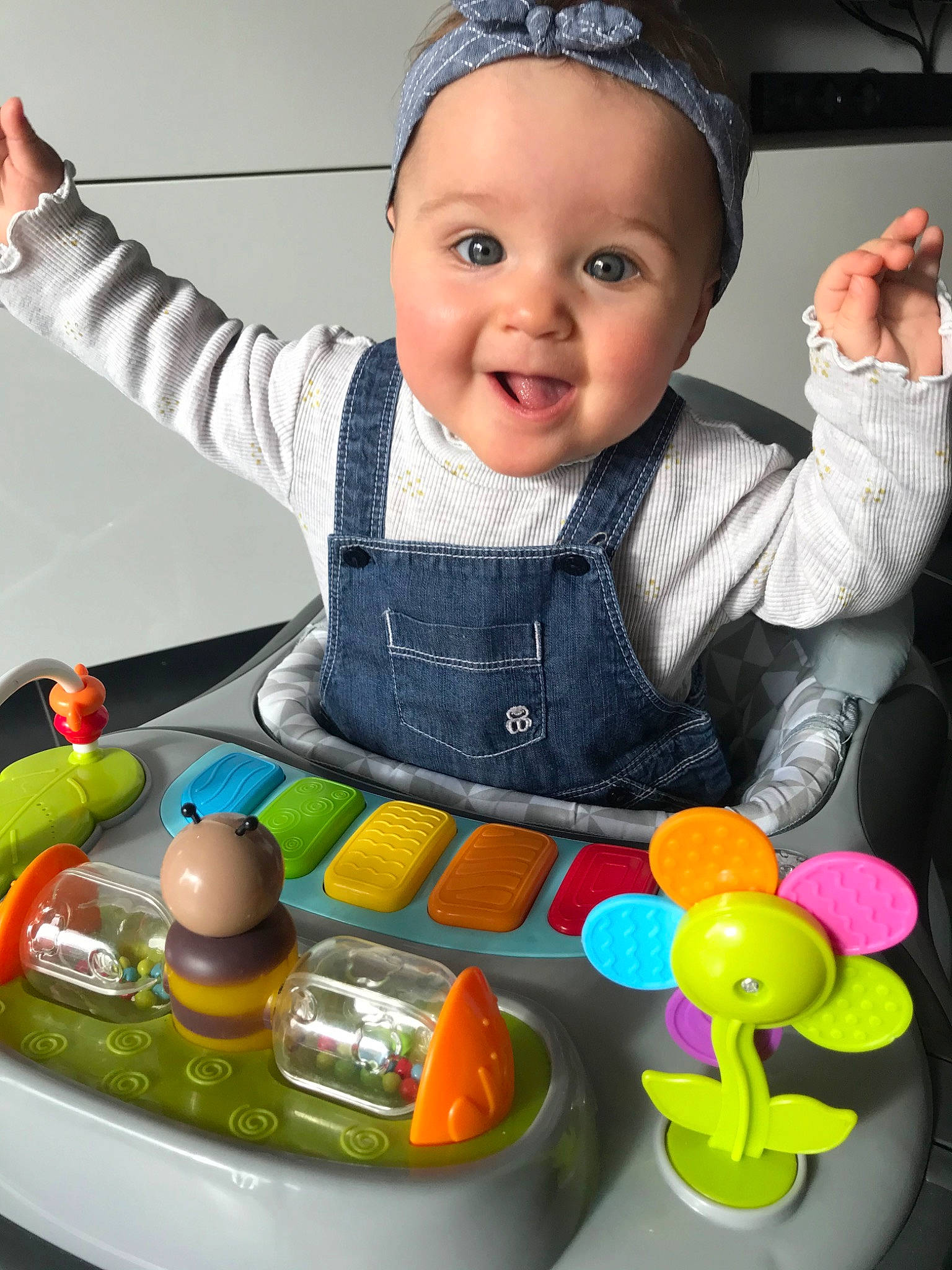 Onelia participe au concours pour gagner de l'argent avec cette photo : baby, baby_playing_with_toys, baby_toys, child, fun, joy, person, play, toddler, toy