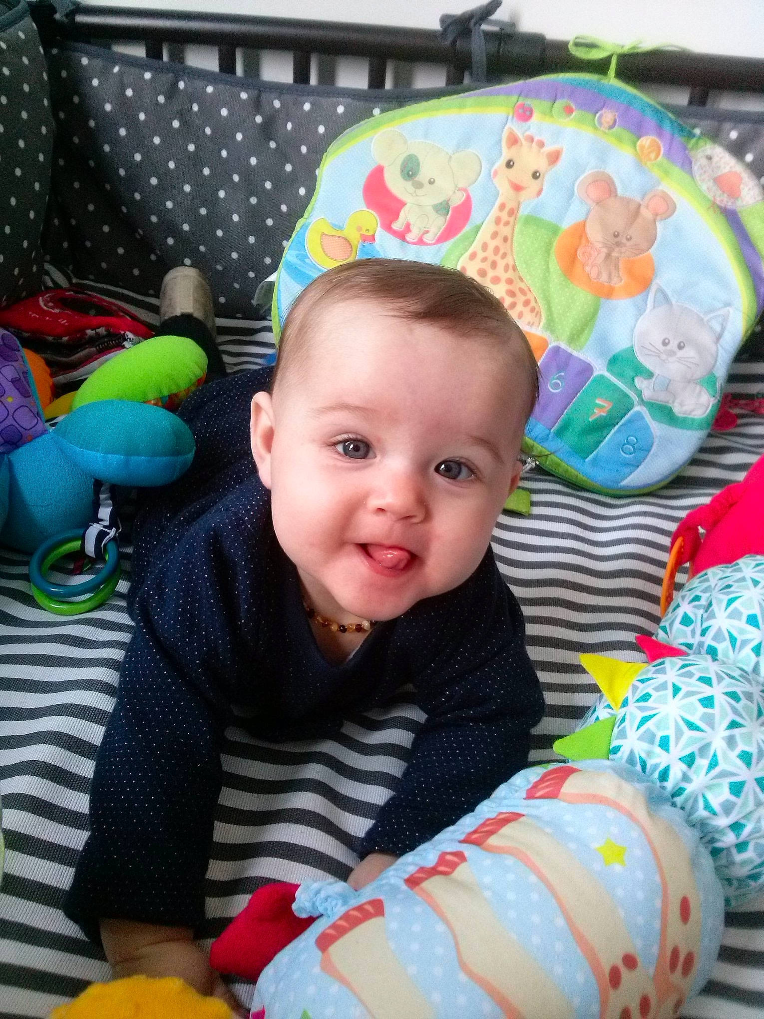 Onelia participe au concours pour gagner de l'argent avec cette photo : baby, baby_toddler_clothing, child, head, headgear, person, play, sitting, toddler