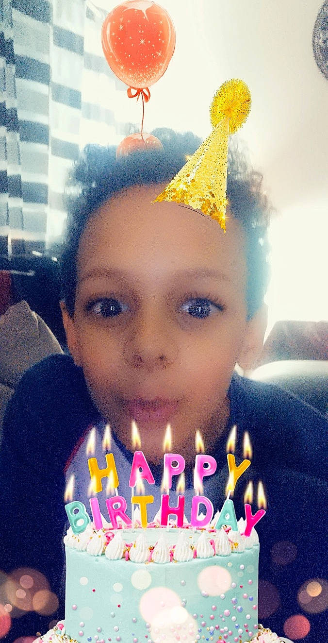 Sylla participe au concours pour gagner de l'argent avec cette photo : baked_goods, birthday, birthday_cake, birthday_party, buttercream, cake, cake_decorating, candle, child, event, food, icing, lighting, party, party_hat, person, sweetness