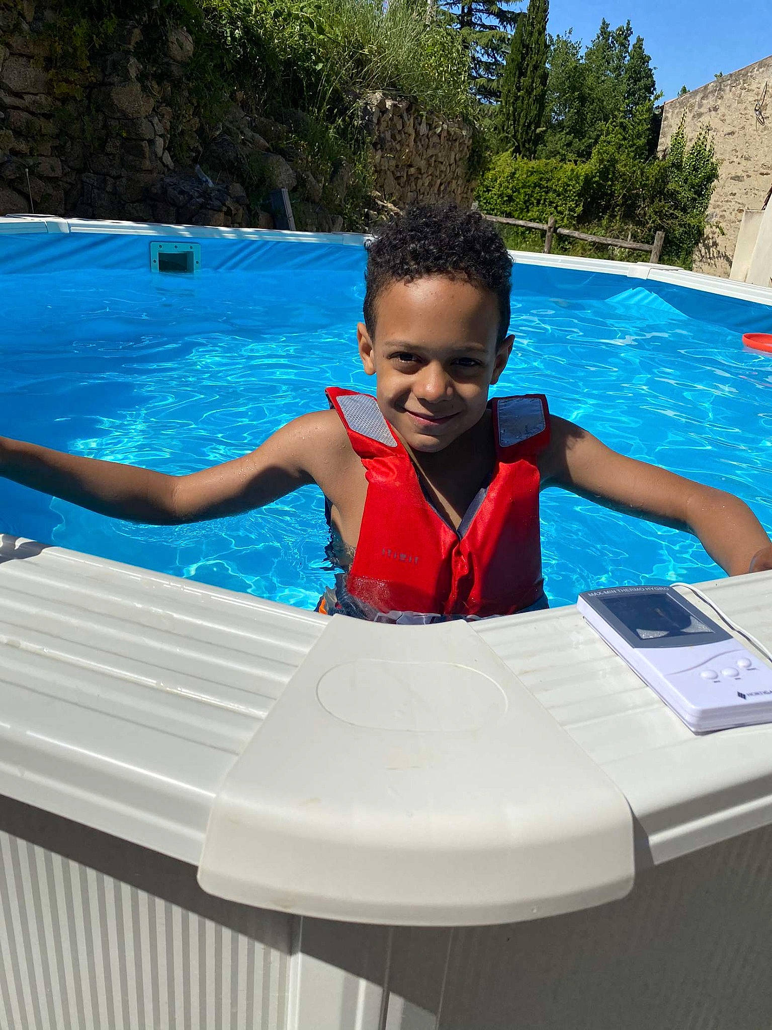 Sylla a rejoint le concours — aidez-le/la à gagner de superbes lots ! fun, games, joy, leisure, outdoor_furniture, person, recreation, summer, sunlounger, swimming_pool, vacation, water