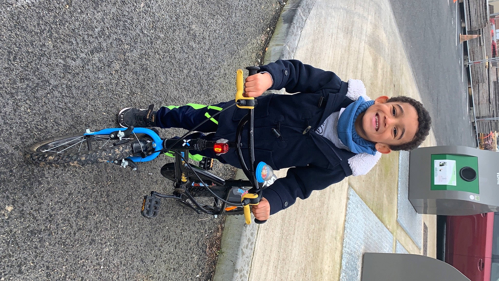 Oweyn participe au concours pour gagner de l'argent avec cette photo : adventure, asphalt, auto_part, electric_blue, fun, glove, joy, leisure, outdoor_shoe, person, personal_protective_equipment, recreation, road_surface, smile, toddler, travel, windbreaker