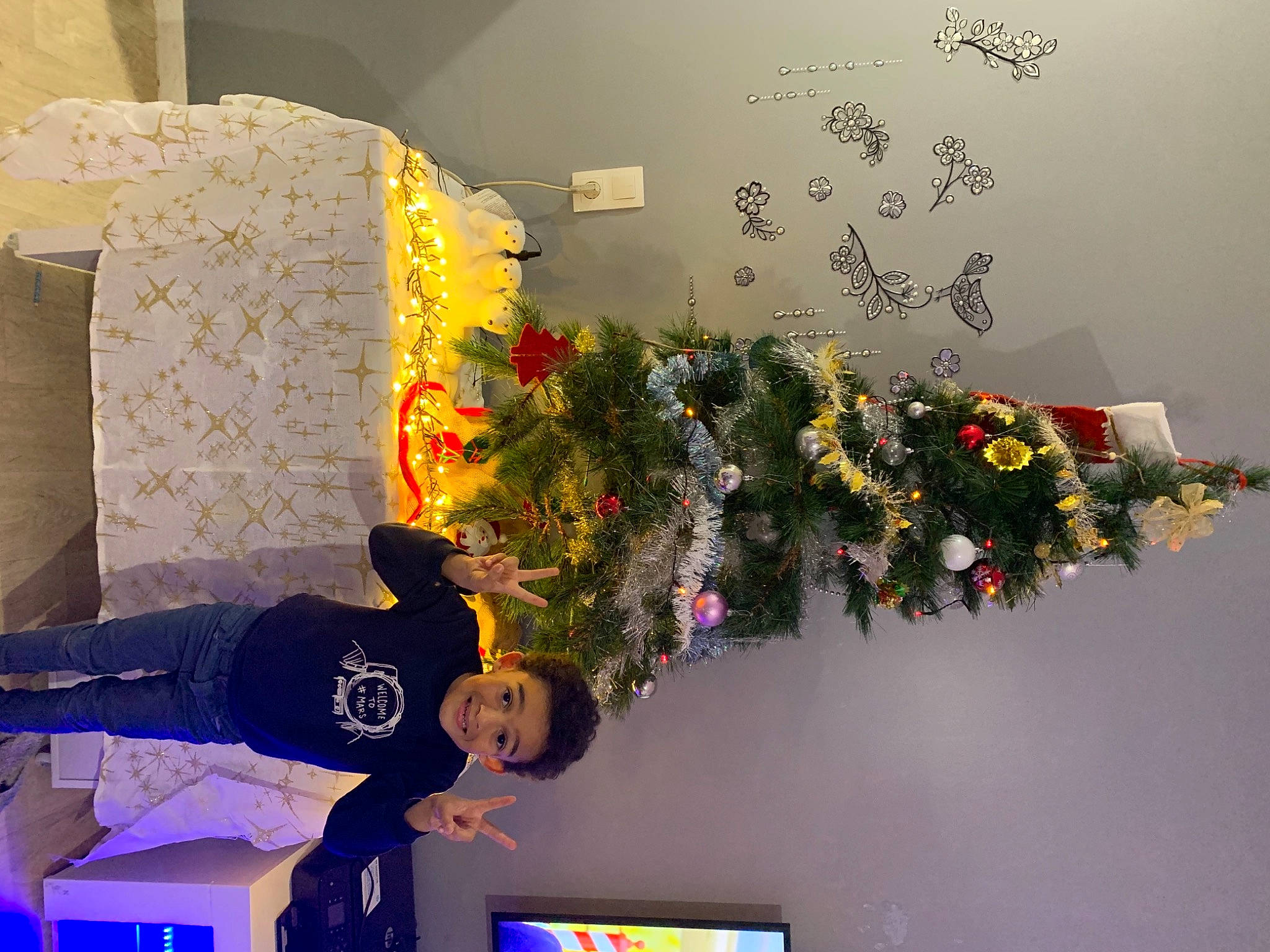 Oweyn participe au concours pour gagner de l'argent avec cette photo : art, design, electric_blue, event, floral_design, flower, flower_arranging, fun, houseplant, joy, leisure, lighting, orange, person, photograph, plant, red, room, snapshot, wall